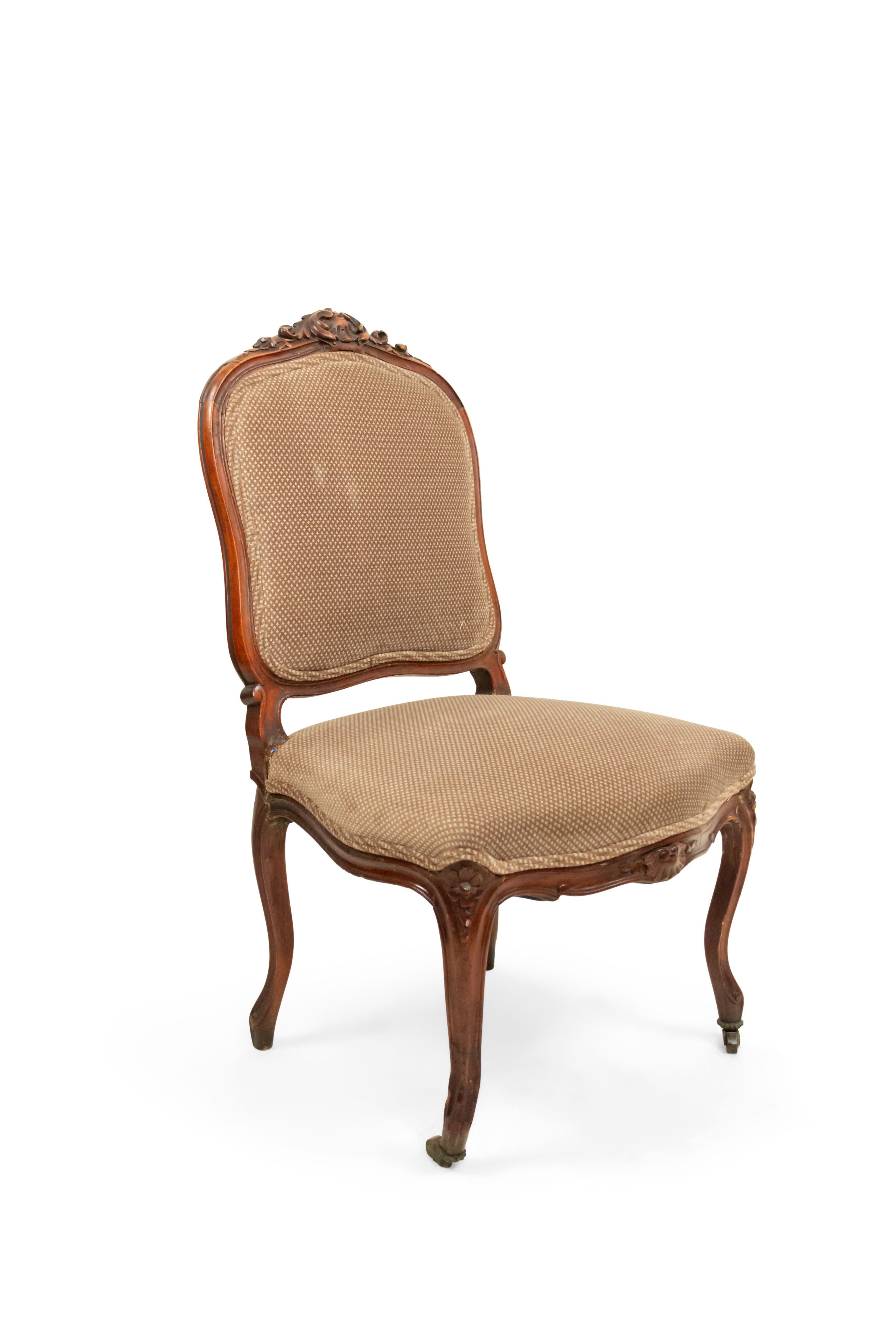 Französische Louis XV Beistellstühle aus Nussbaum im Angebot 1