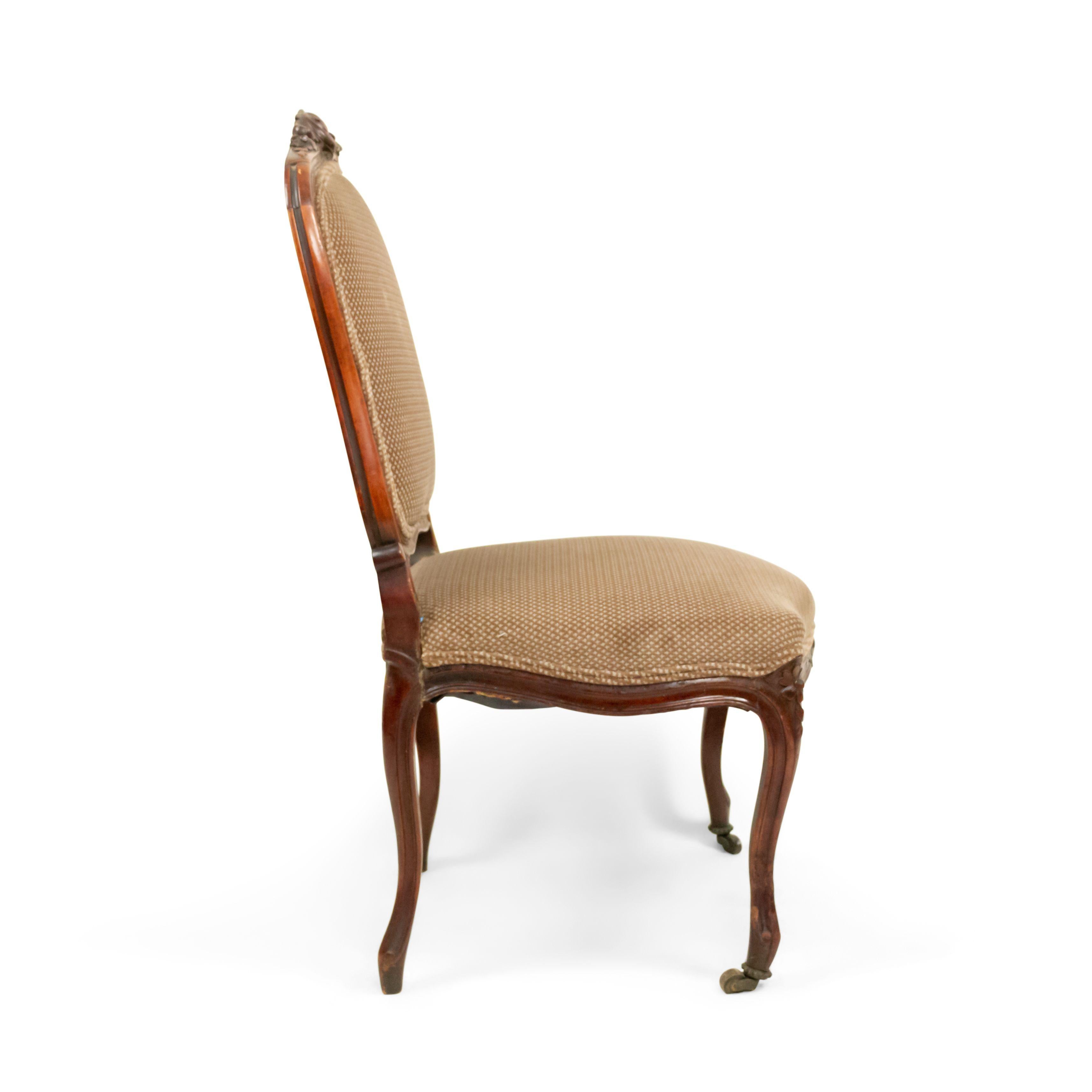 Französische Louis XV Beistellstühle aus Nussbaum im Angebot 2