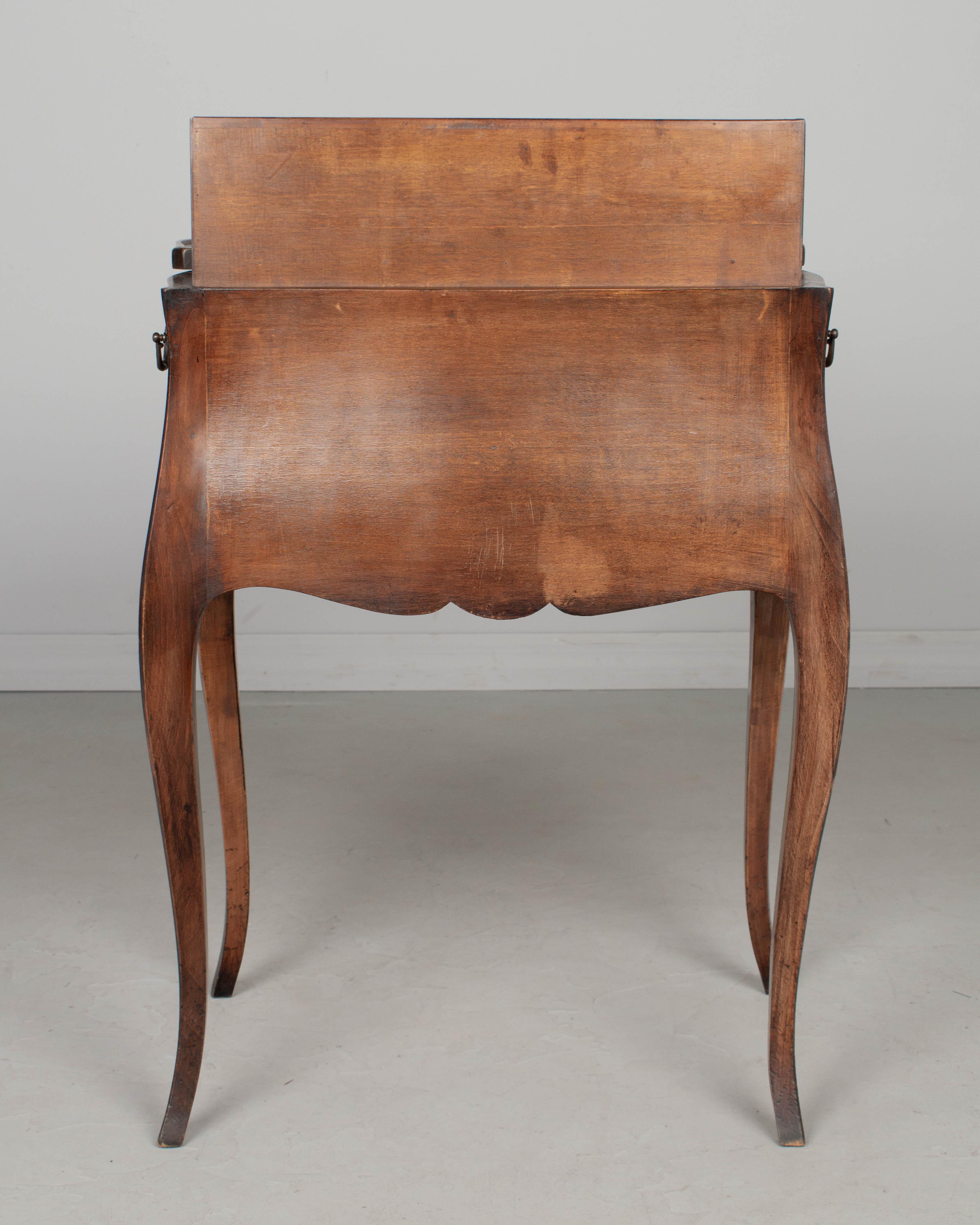 Table d'appoint ou petite table à écrire française en noyer de style Louis XV en vente 3