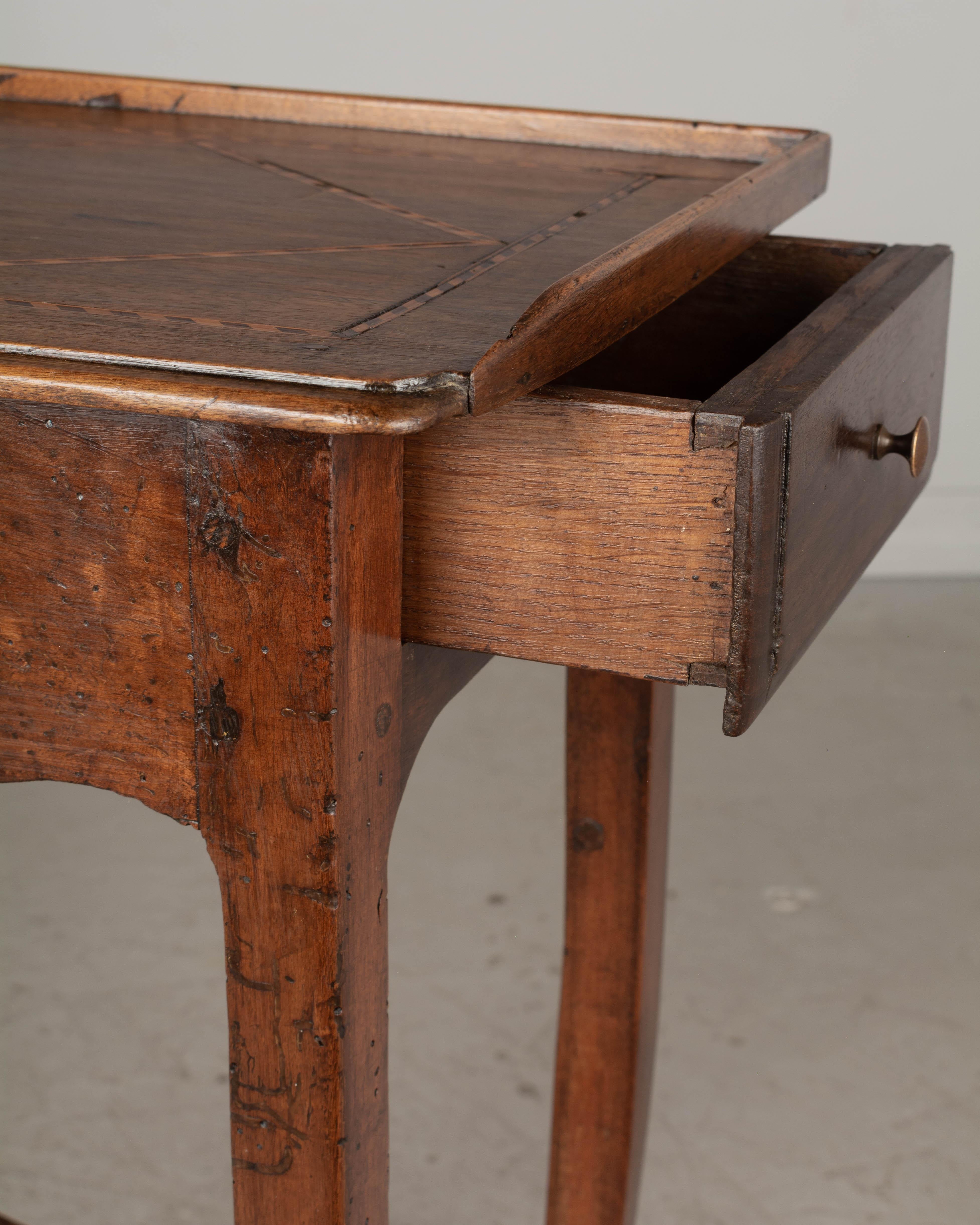 Louis XV. Beistelltisch oder kleiner Schreibtisch aus Nussbaumholz 4
