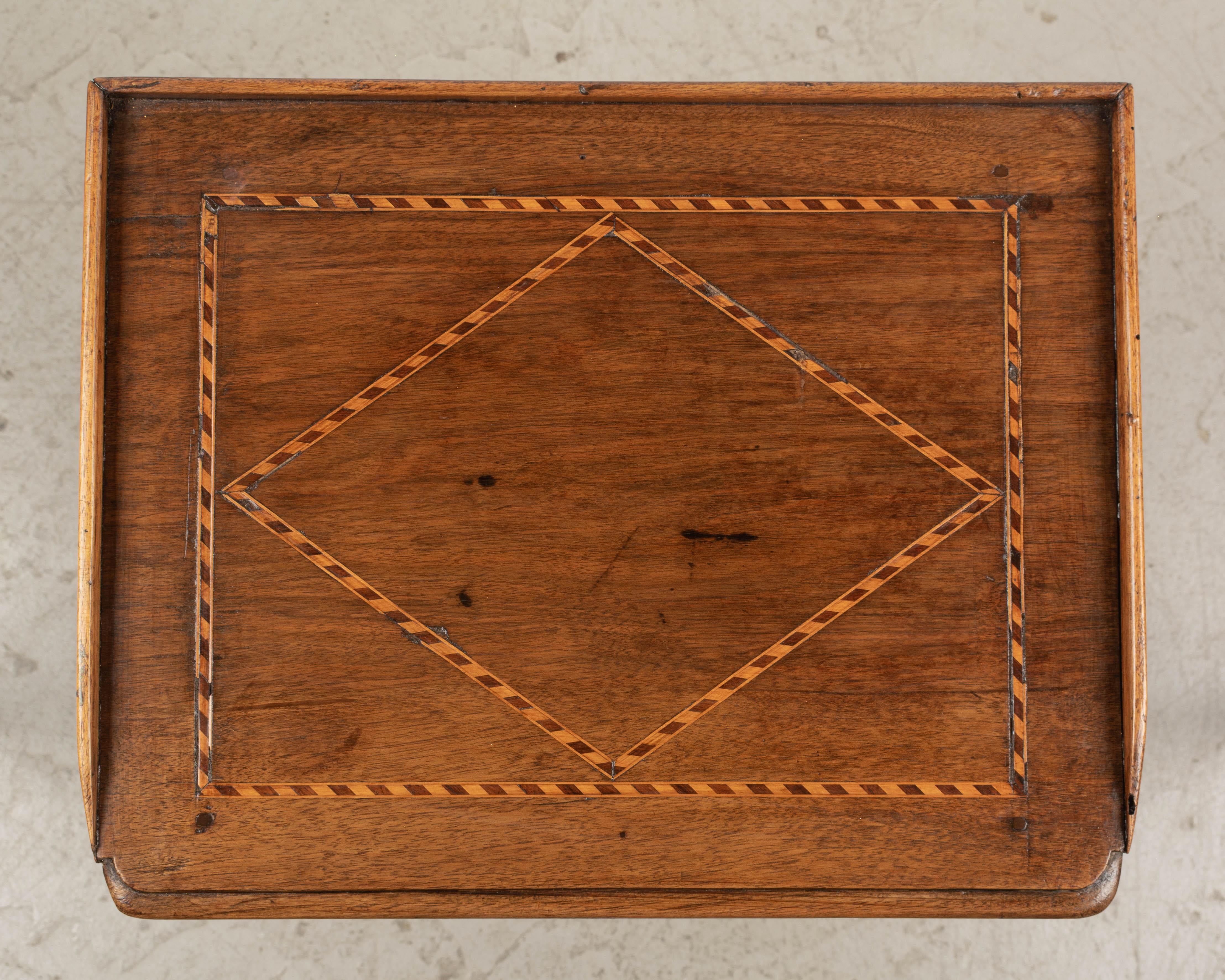 Louis XV. Beistelltisch oder kleiner Schreibtisch aus Nussbaumholz 6