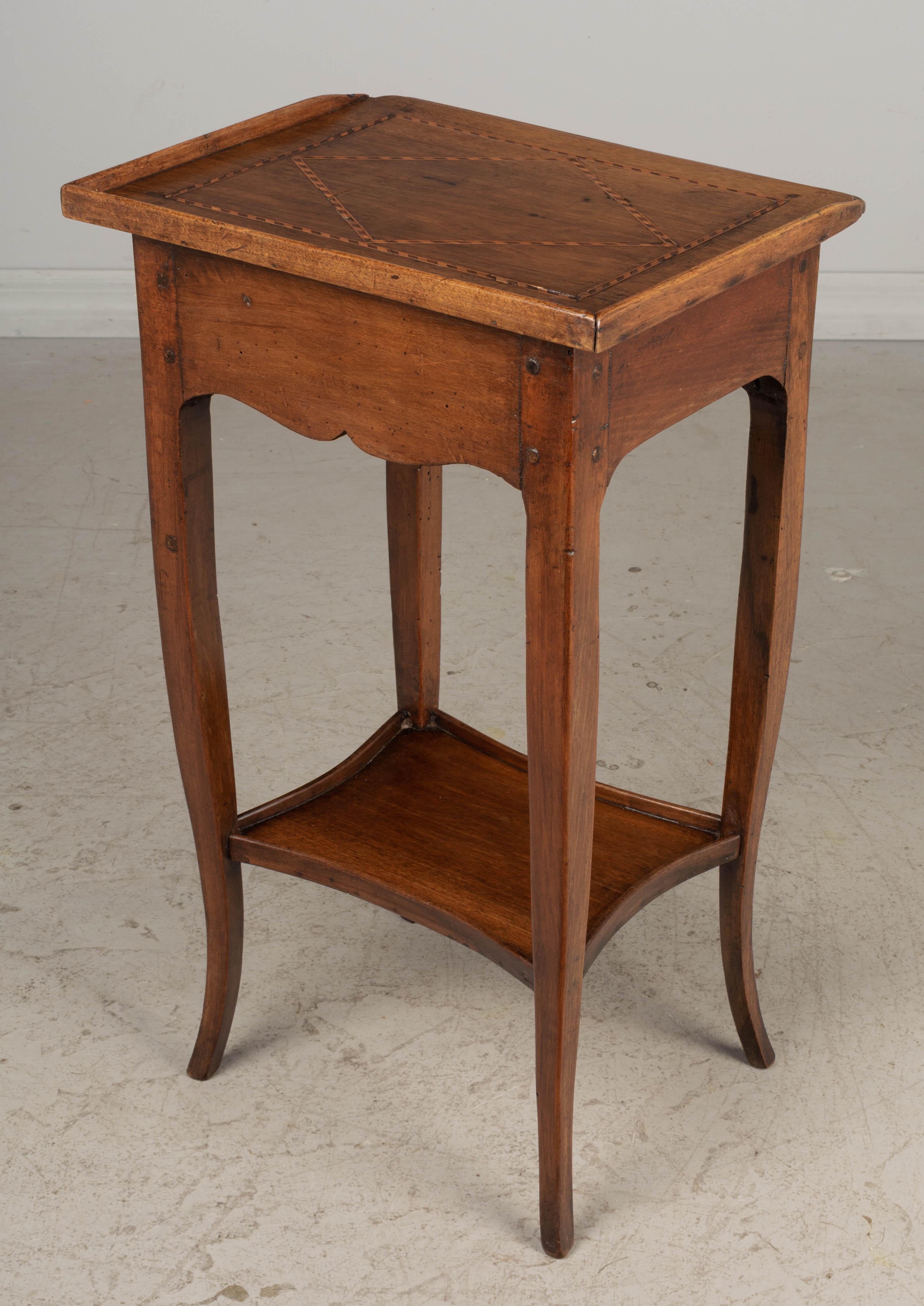Louis XV. Beistelltisch oder kleiner Schreibtisch aus Nussbaumholz (Französisch)