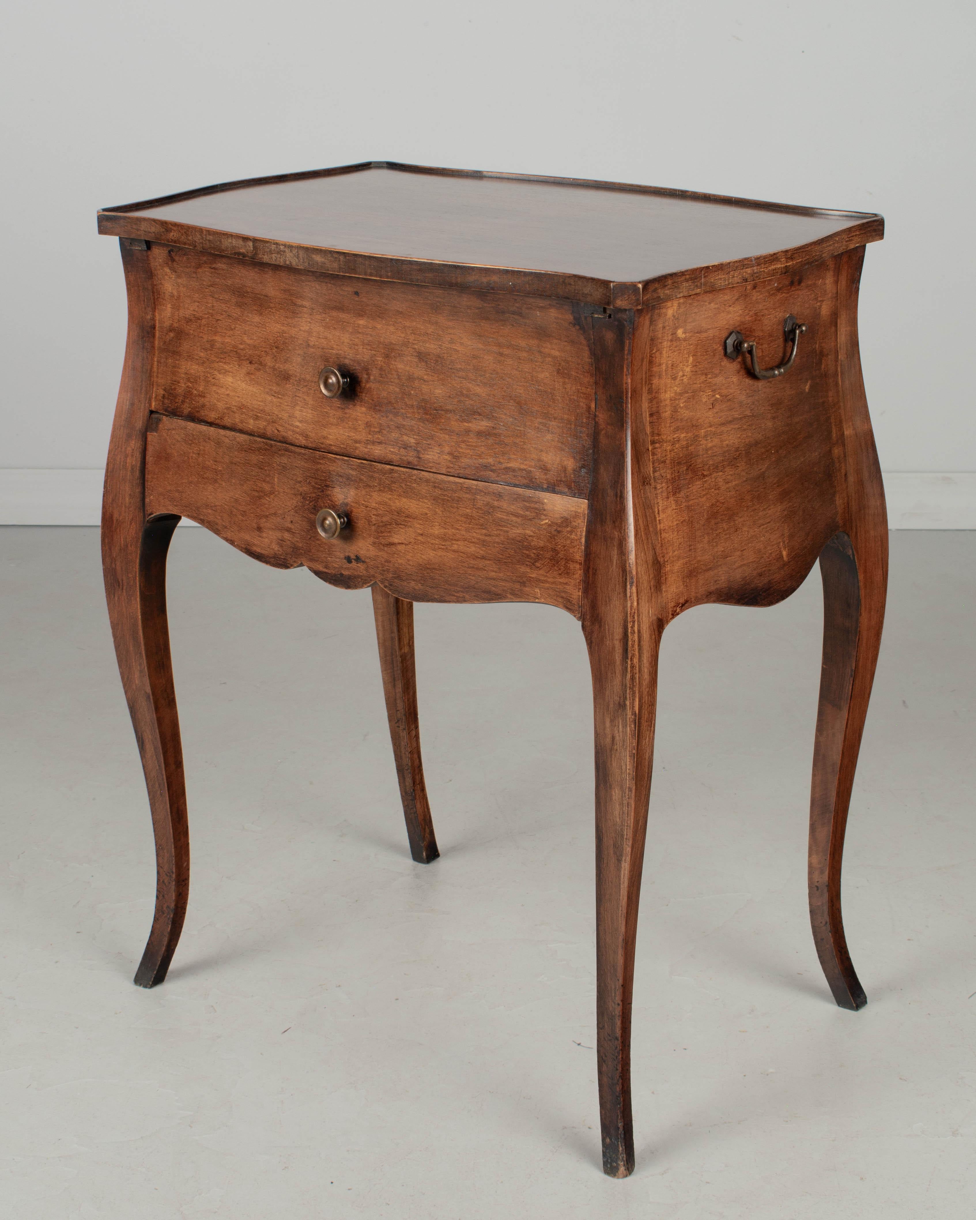 Français Table d'appoint ou petite table à écrire française en noyer de style Louis XV en vente