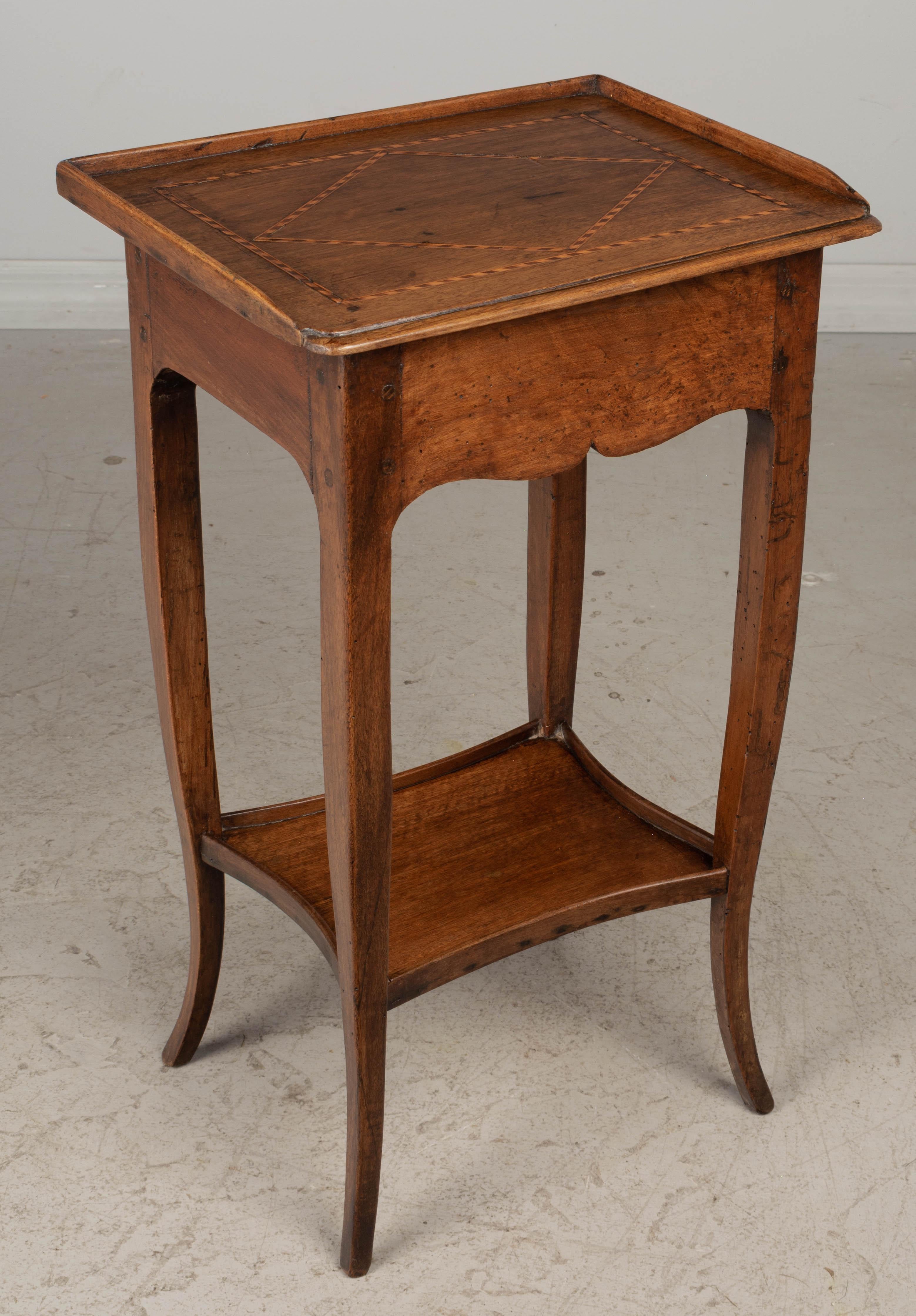 Louis XV. Beistelltisch oder kleiner Schreibtisch aus Nussbaumholz (Handgefertigt)