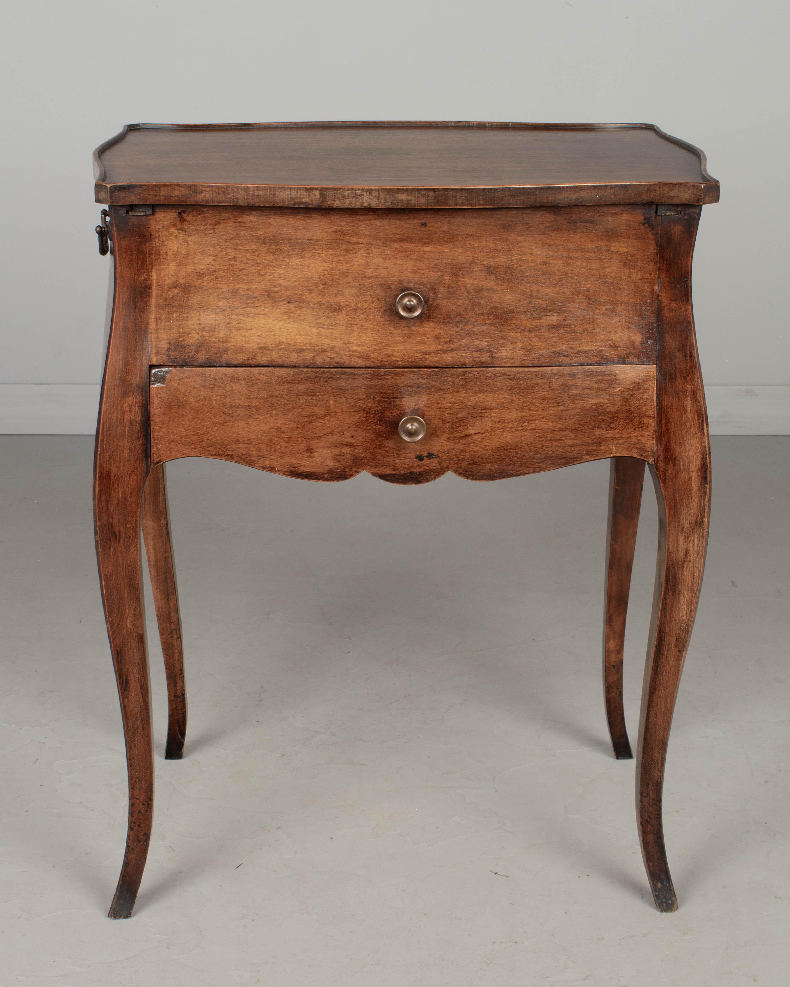 Fait main Table d'appoint ou petite table à écrire française en noyer de style Louis XV en vente