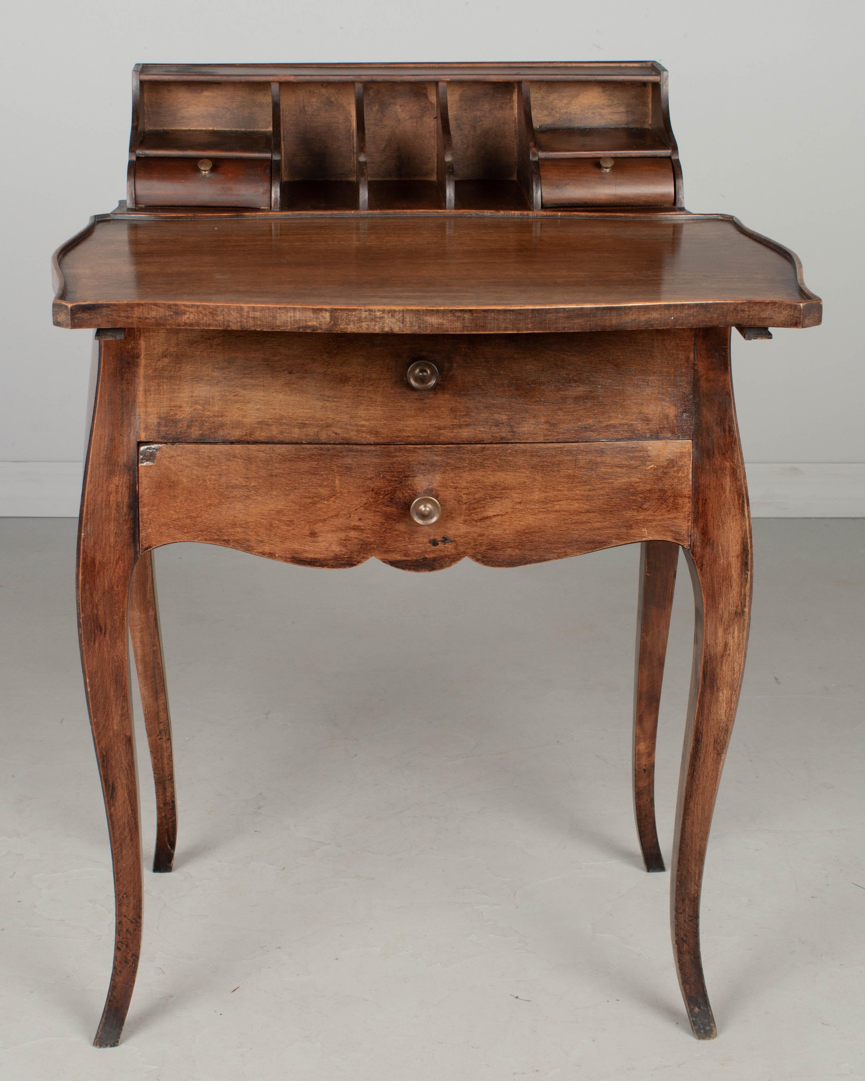 Table d'appoint ou petite table à écrire française en noyer de style Louis XV Bon état - En vente à Winter Park, FL