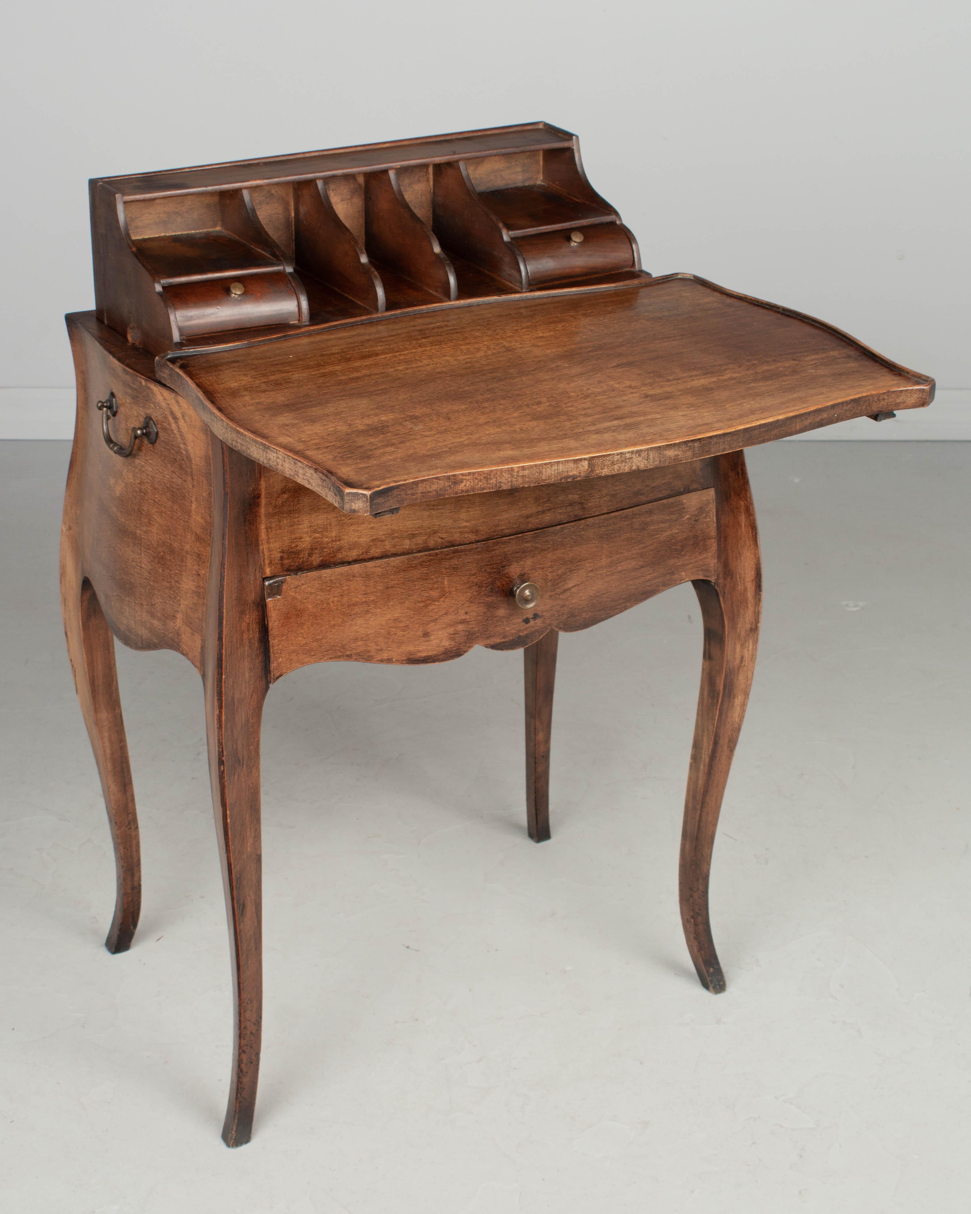 20ième siècle Table d'appoint ou petite table à écrire française en noyer de style Louis XV en vente