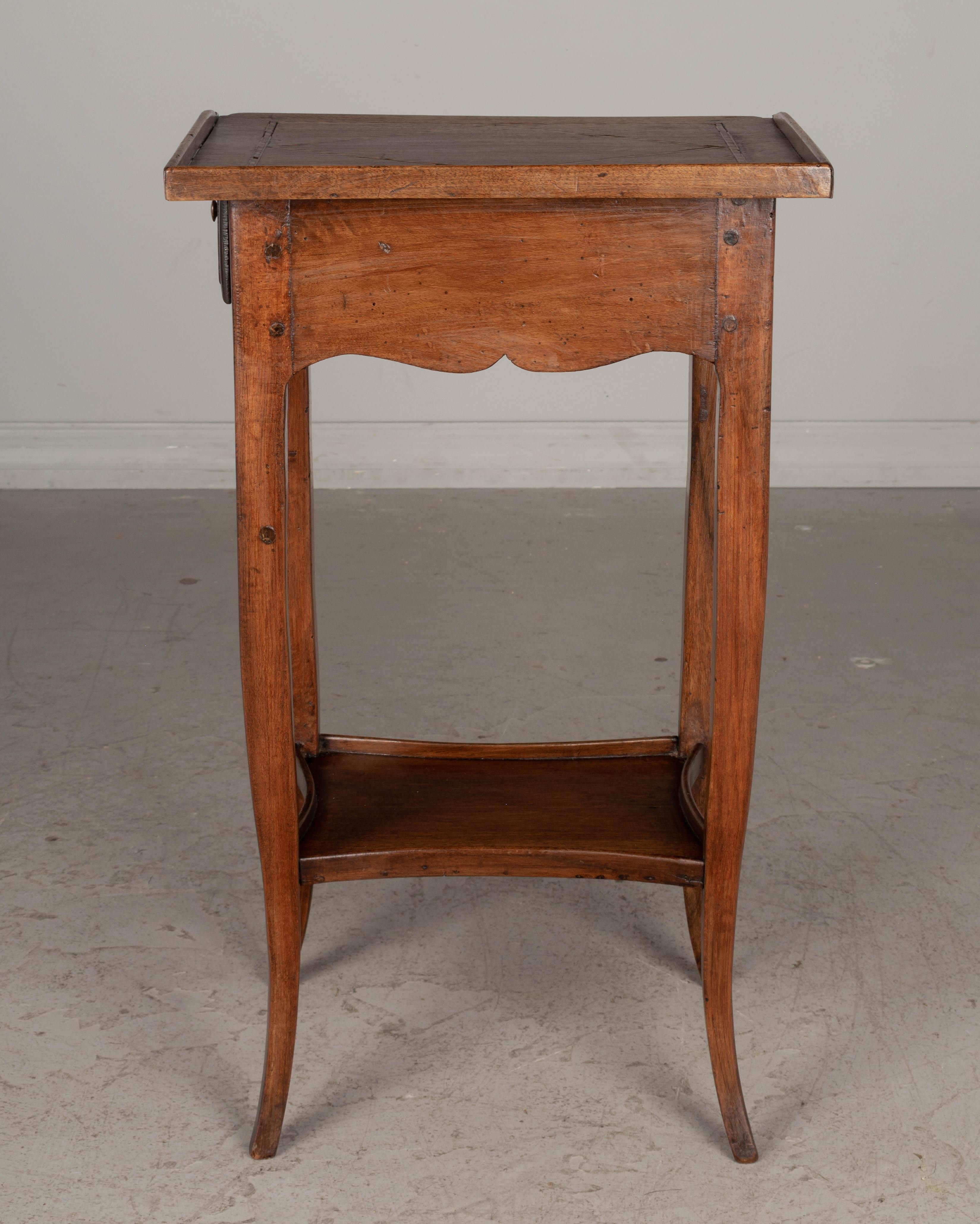 Louis XV. Beistelltisch oder kleiner Schreibtisch aus Nussbaumholz (Walnuss)