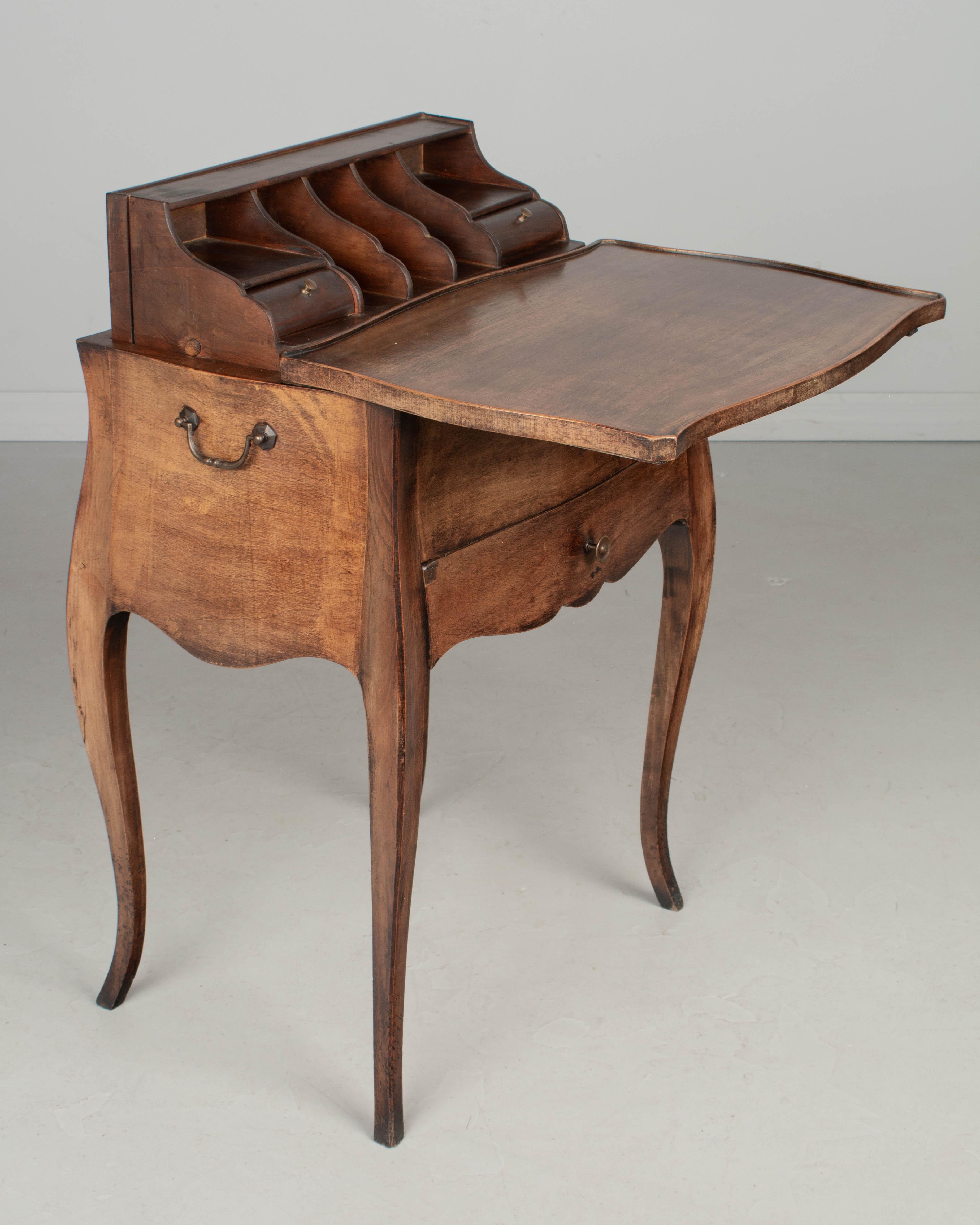Noyer Table d'appoint ou petite table à écrire française en noyer de style Louis XV en vente