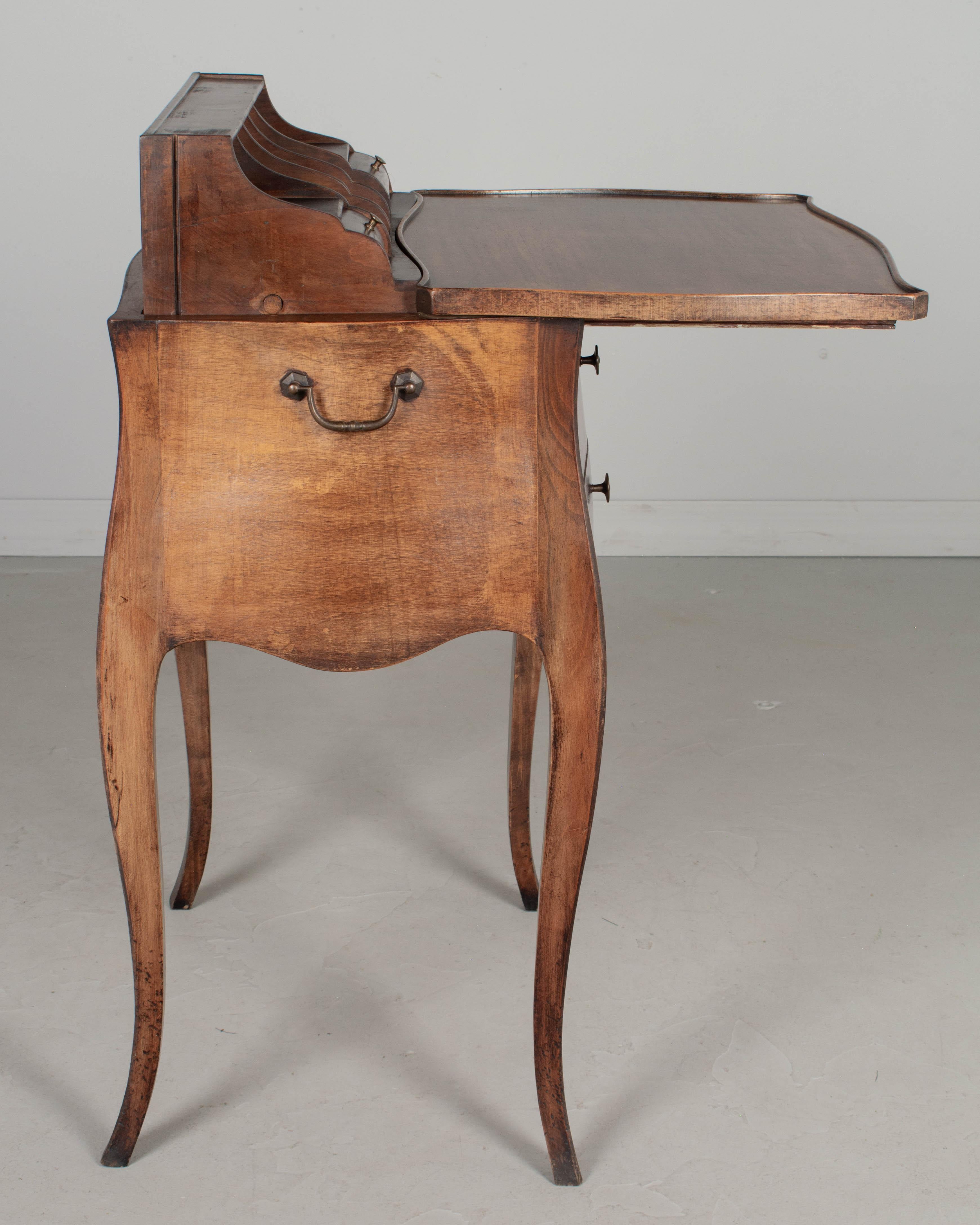 Table d'appoint ou petite table à écrire française en noyer de style Louis XV en vente 1