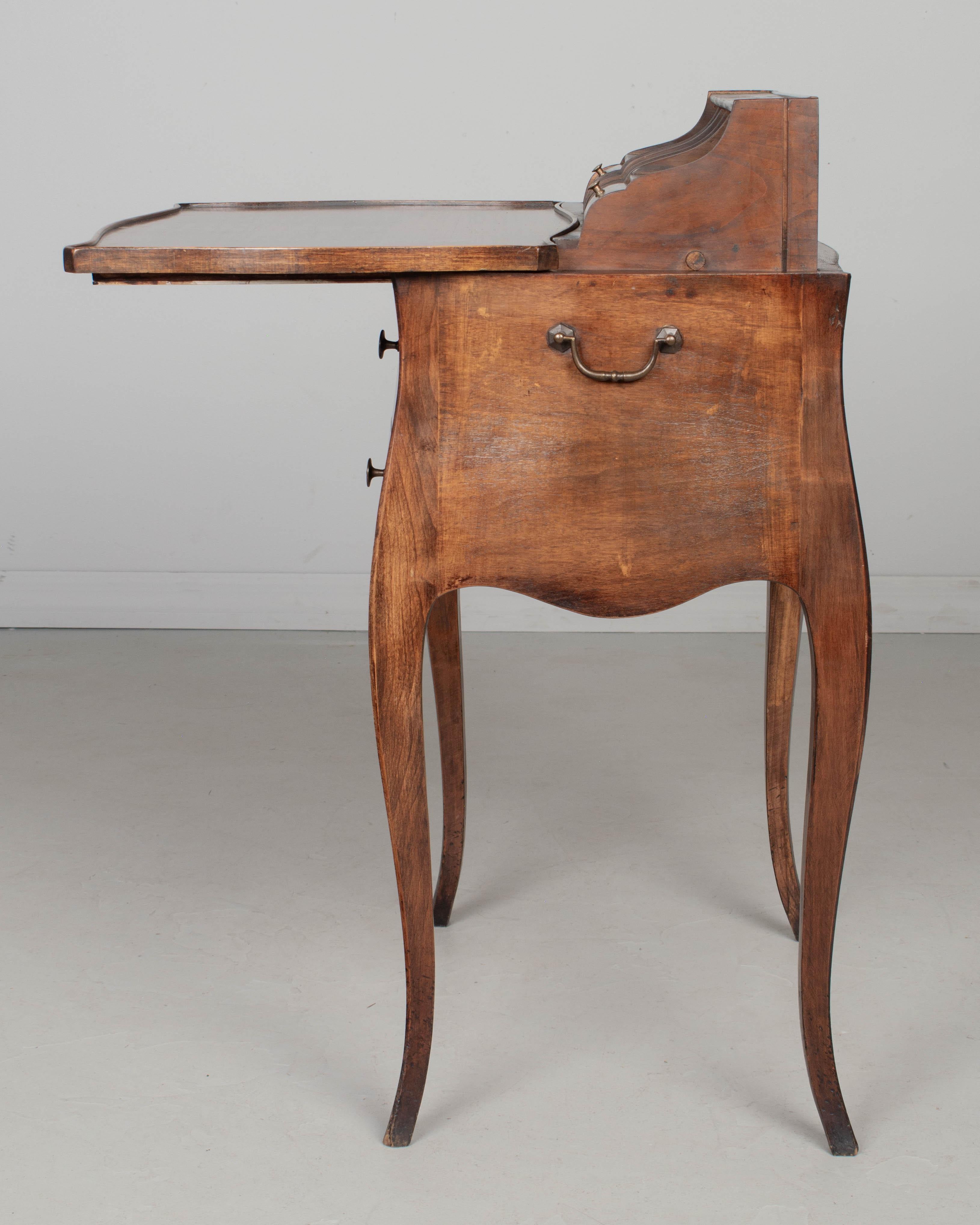 Table d'appoint ou petite table à écrire française en noyer de style Louis XV en vente 2