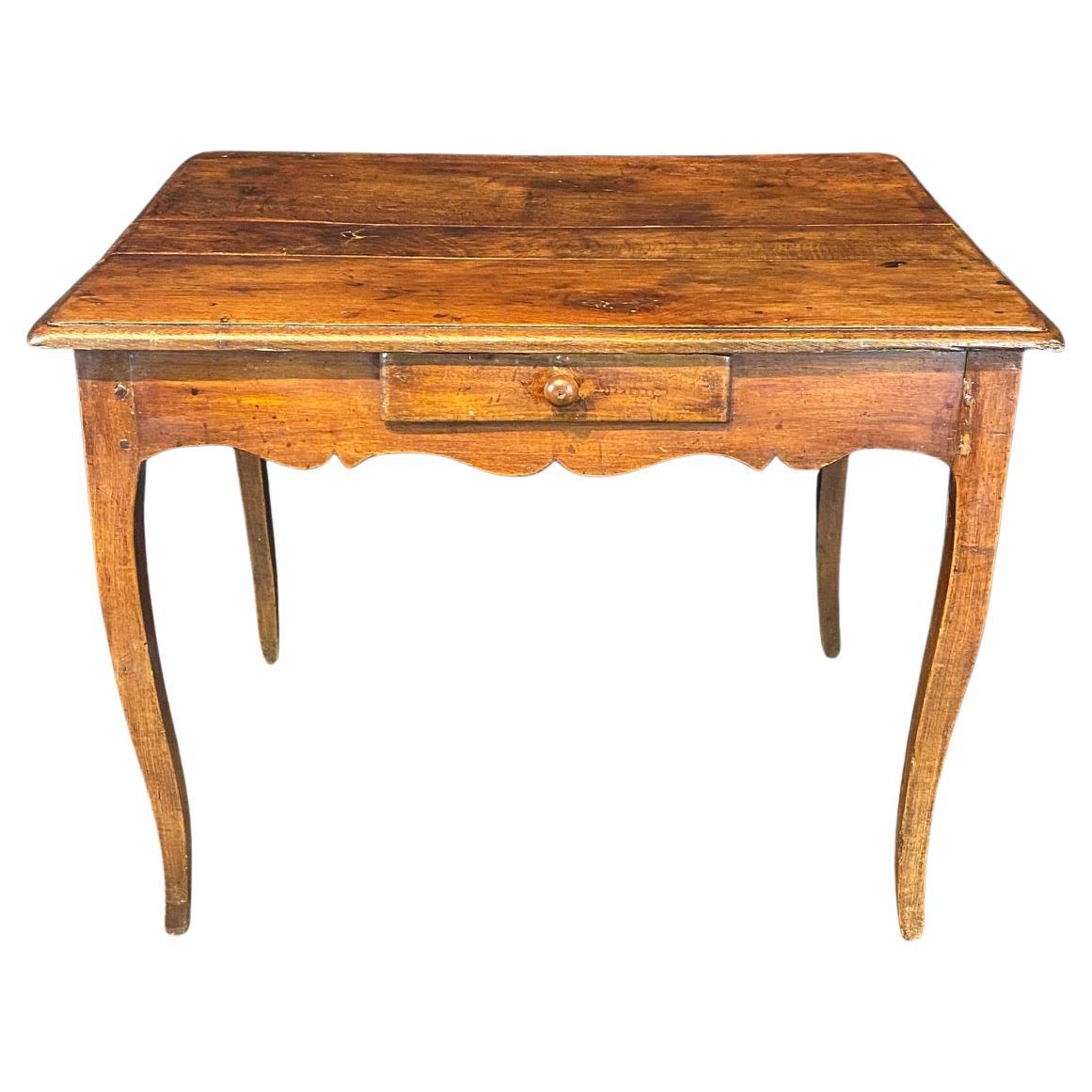 French Louis XV Walnut Side Table or Writing Desk en vente