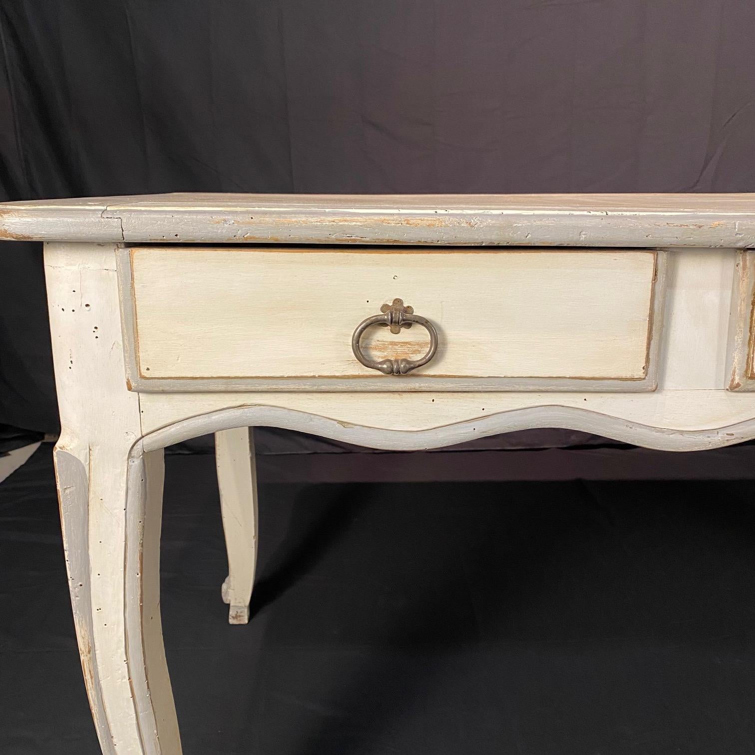Französischer Louis XV weiß bemalter Provinzialschreibtisch mit sechs Schubladen im Angebot 3