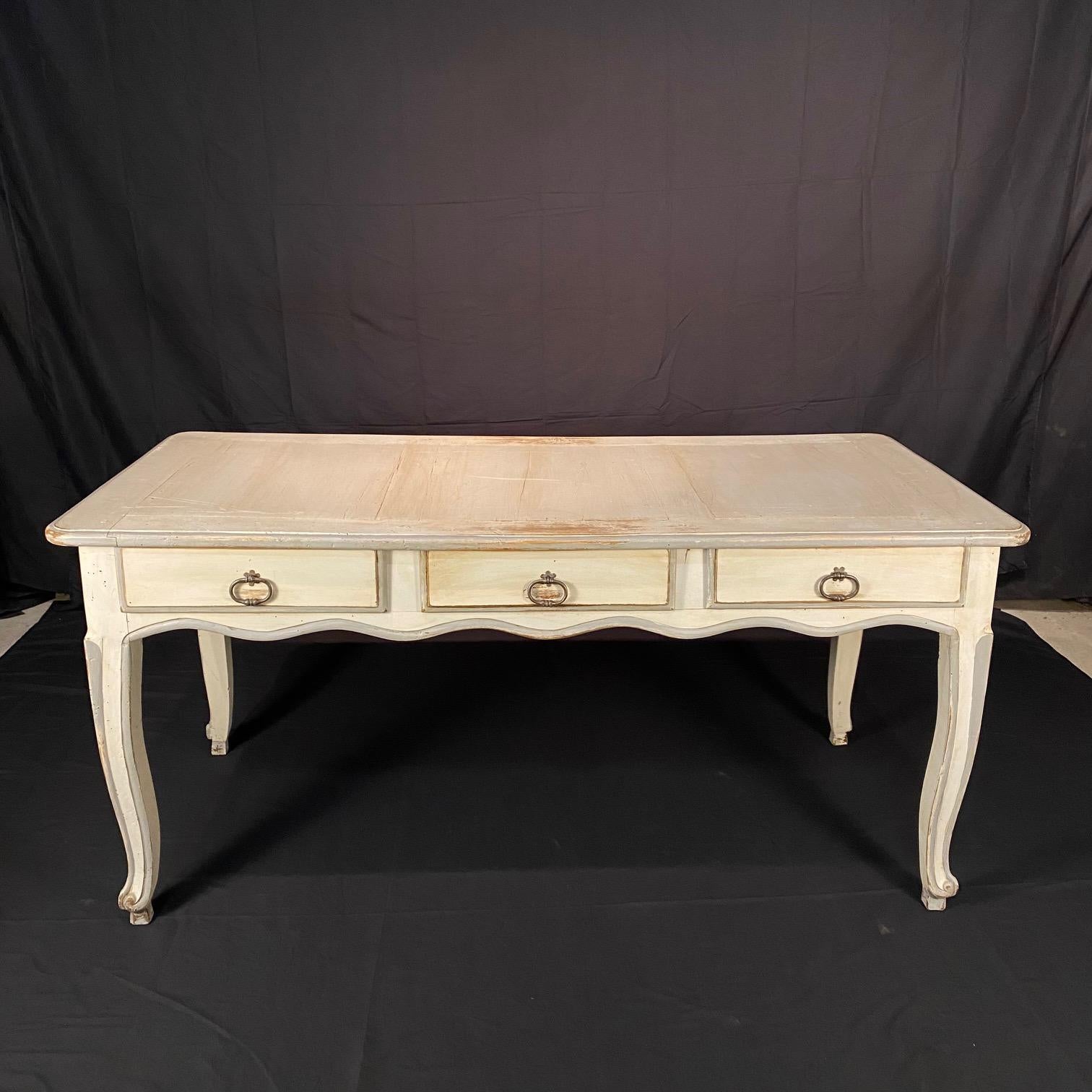 Französischer Louis XV weiß bemalter Provinzialschreibtisch mit sechs Schubladen im Angebot 4