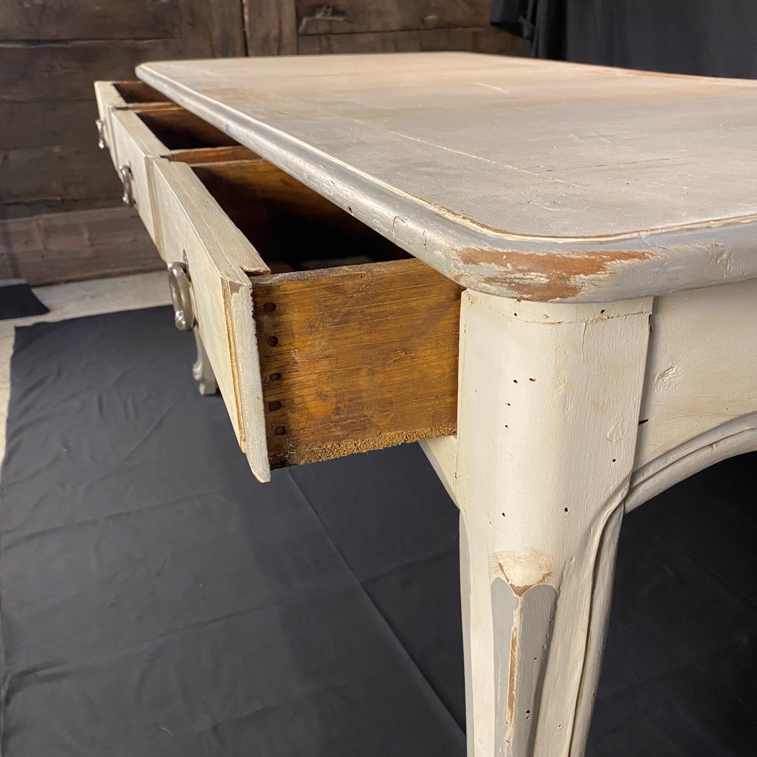 Eleganter französischer Louis XV-Tisch oder -Schreibtisch mit sechs Schubladen in weißer Farbe - könnte mitten in einem Raum stehen, denn dieses schöne klassische französische Stück hat drei funktionierende Schubladen auf jeder Seite! Sporting eine