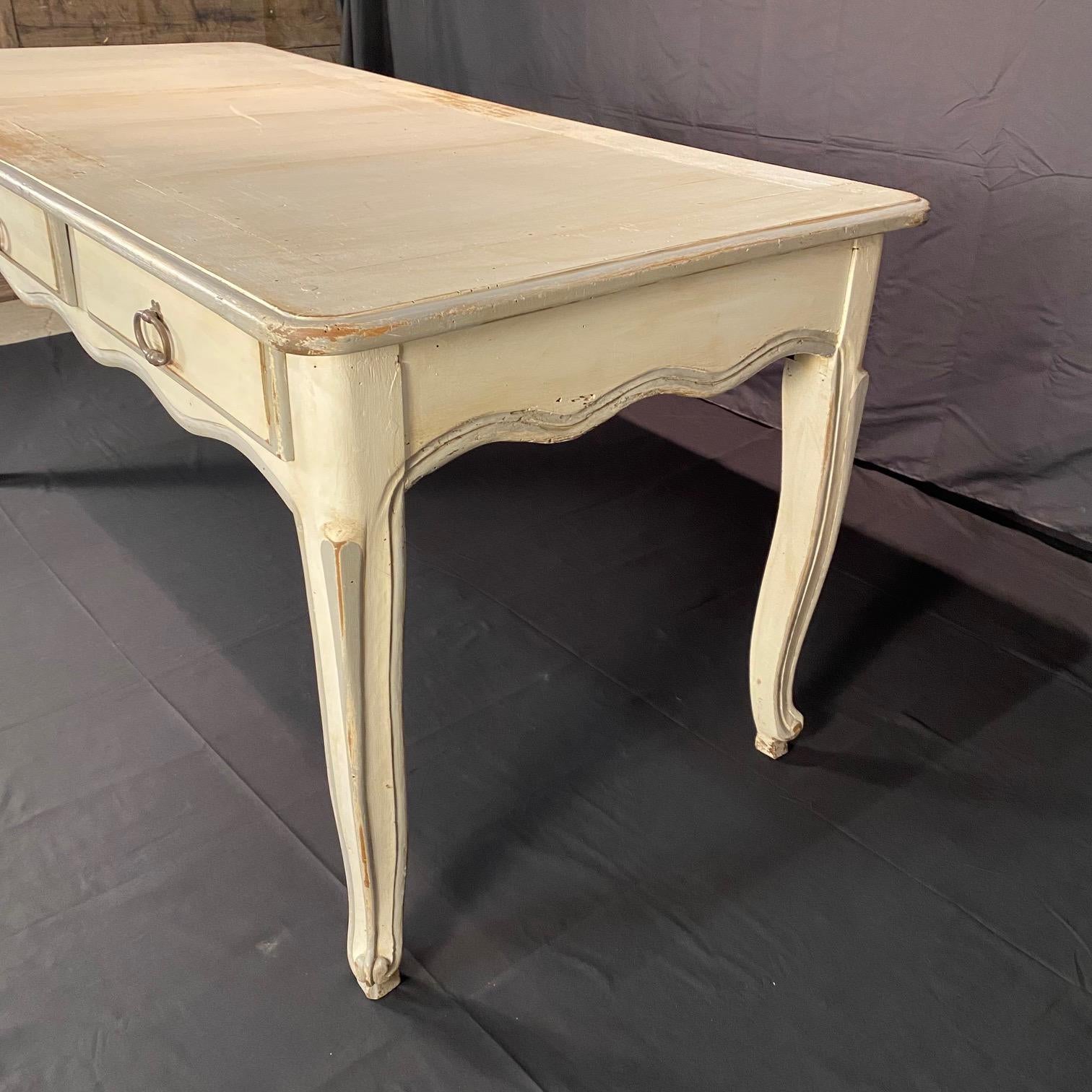 Französischer Louis XV weiß bemalter Provinzialschreibtisch mit sechs Schubladen (Gemalt) im Angebot
