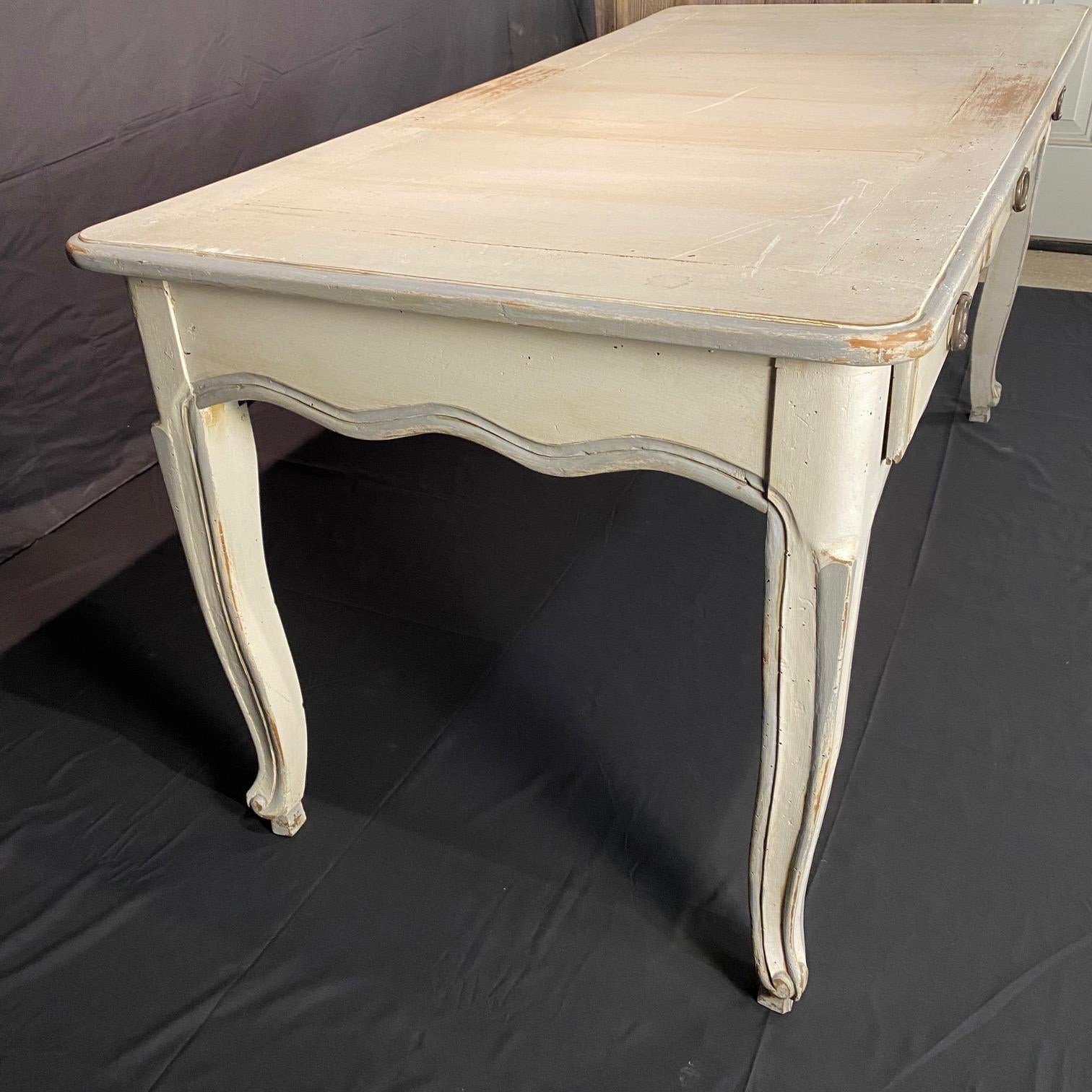 Französischer Louis XV weiß bemalter Provinzialschreibtisch mit sechs Schubladen im Zustand „Gut“ im Angebot in Hopewell, NJ