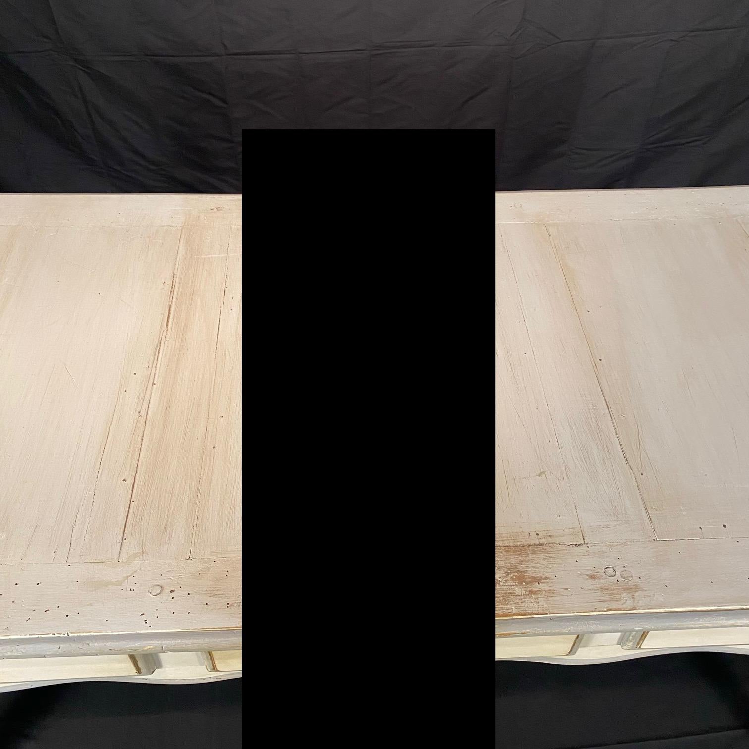 Französischer Louis XV weiß bemalter Provinzialschreibtisch mit sechs Schubladen (Holz) im Angebot