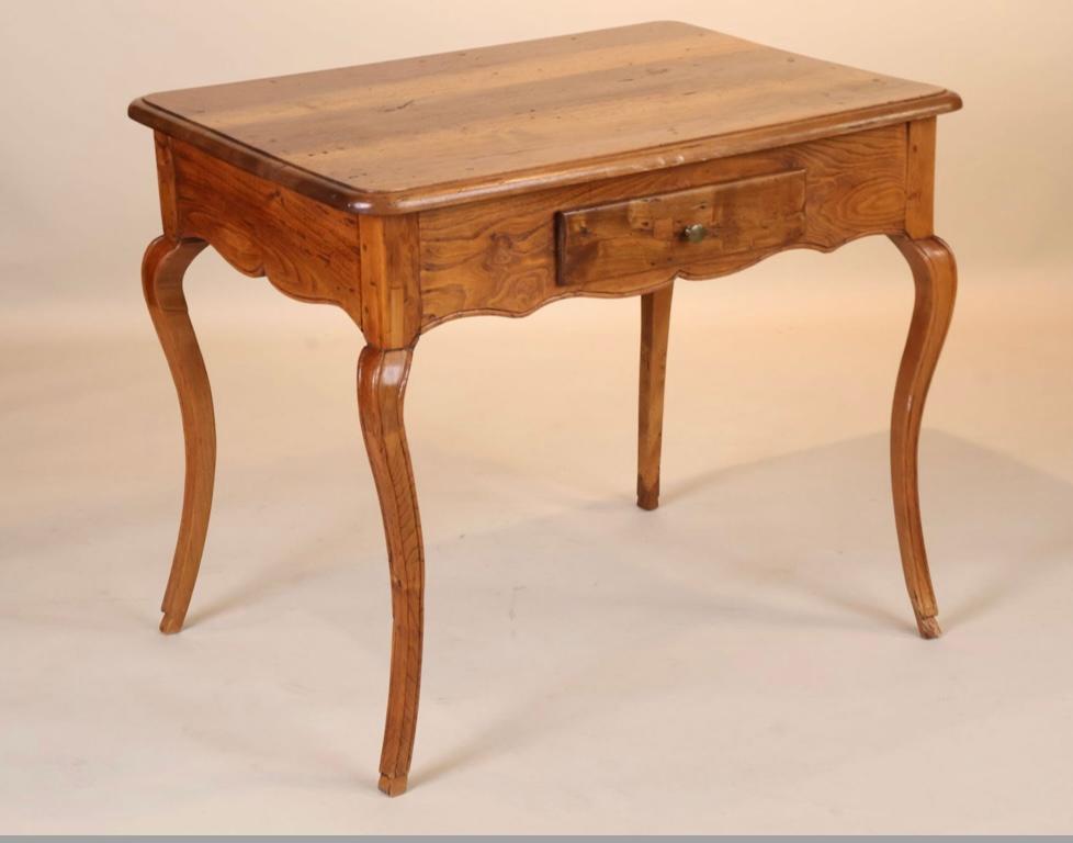 Mesa auxiliar o de escritorio Luis XV de estilo provincial, de olmo y nogal, francesa, c. 1780, con tablero de madera original, delantal festoneado con un solo cajón, sobre patas cabriolé con pies de 