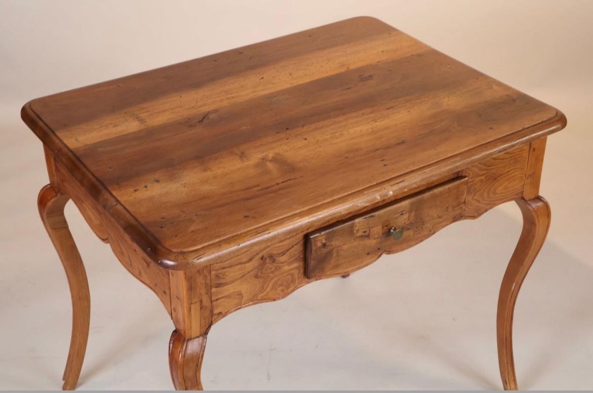 Mesa de escritorio francesa Luis XV, c. 1780 Francés en venta