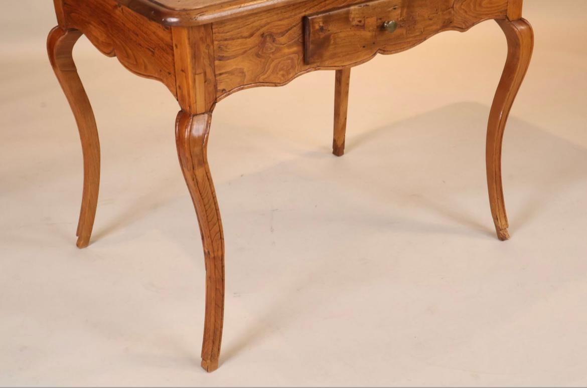 Mesa de escritorio francesa Luis XV, c. 1780 en Bueno estado para la venta en Doylestown, PA