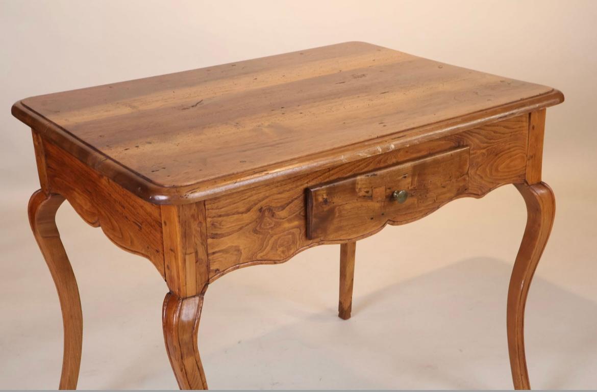 Mesa de escritorio francesa Luis XV, c. 1780 siglo XVIII en venta
