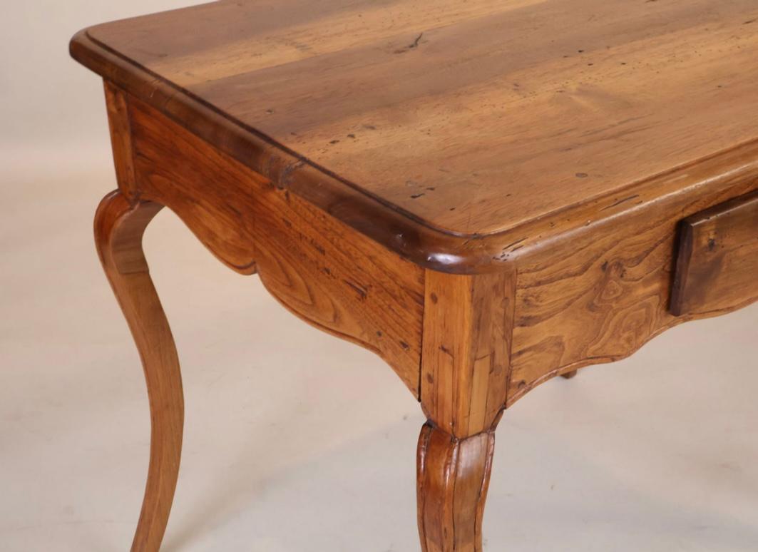 Mesa de escritorio francesa Luis XV, c. 1780 Olmo en venta