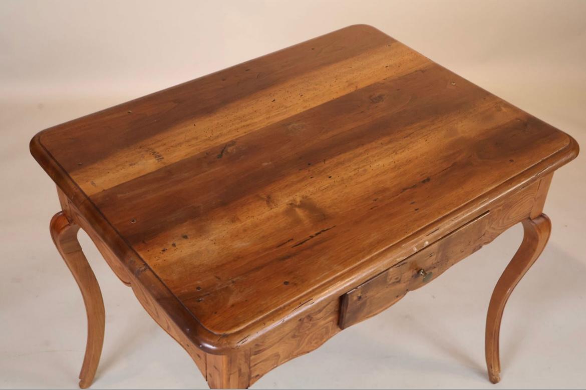 Mesa de escritorio francesa Luis XV, c. 1780 en venta 1