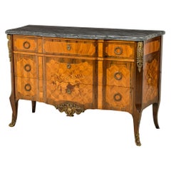 La marqueterie élaborée Louis XV/XVI en placage de bois et marbre garni de laiton