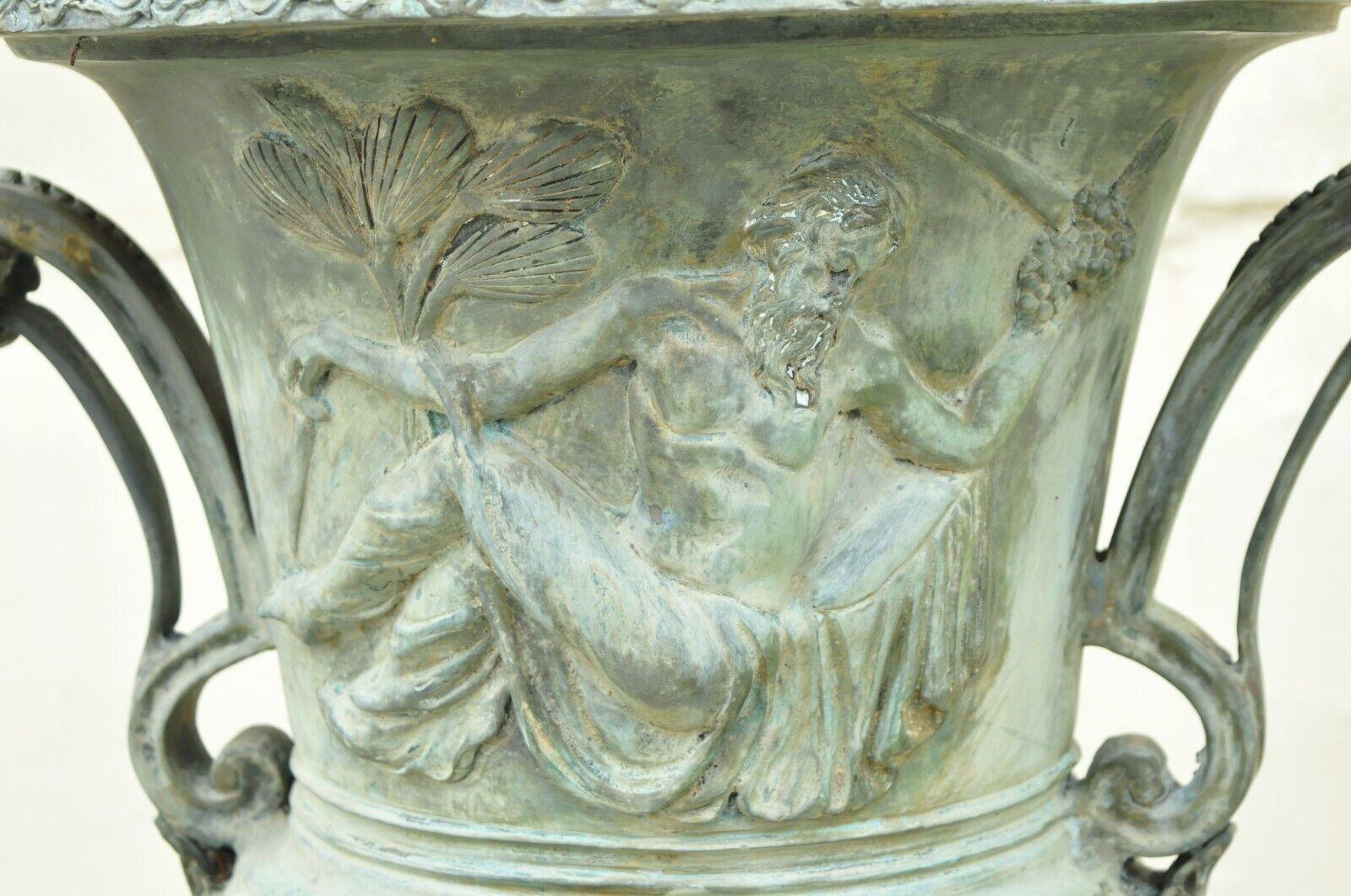 Französische figurale Verdigris-Gartenpflanzgefäße aus Bronze im Louis XV.-XVI.-Stil, Paar im Angebot 5