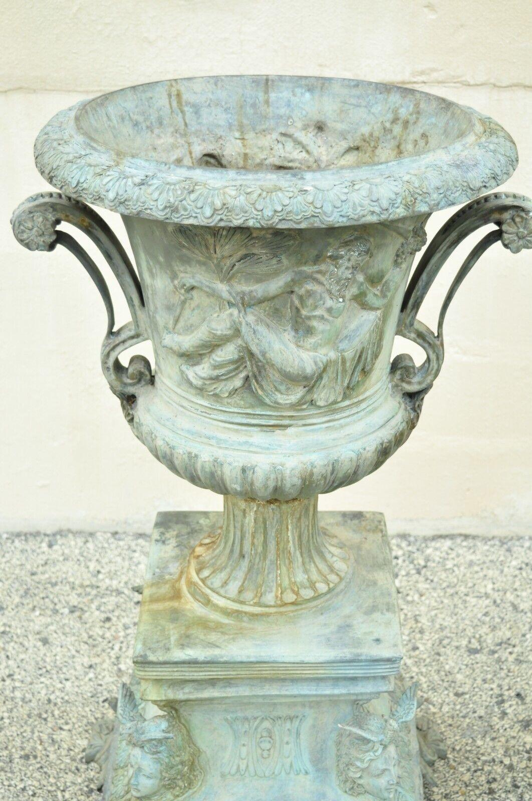 Französische figurale Verdigris-Gartenpflanzgefäße aus Bronze im Louis XV.-XVI.-Stil, Paar im Angebot 6