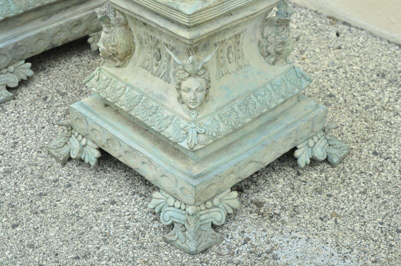 Französische figurale Verdigris-Gartenpflanzgefäße aus Bronze im Louis XV.-XVI.-Stil, Paar (20. Jahrhundert) im Angebot