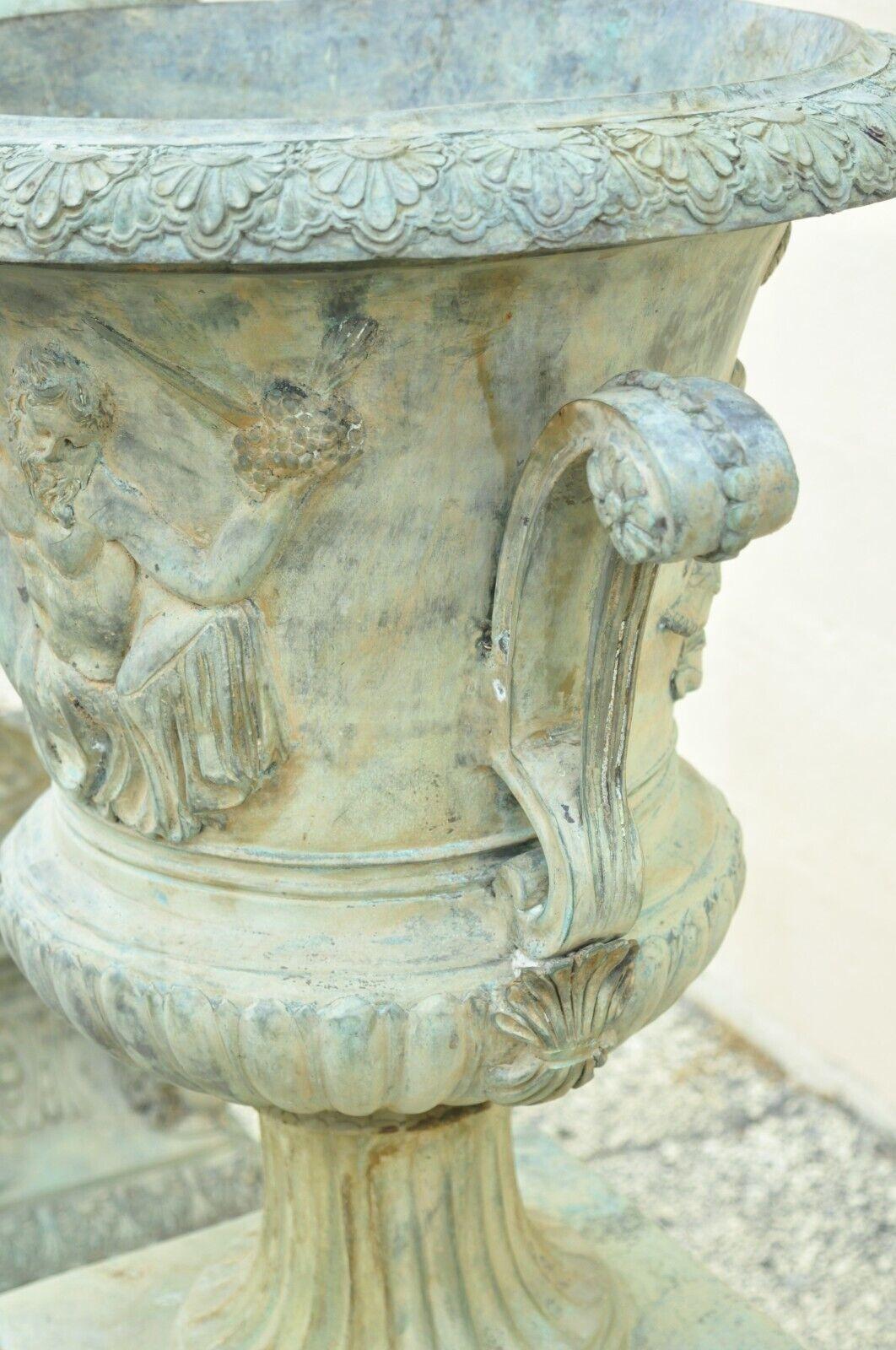 Französische figurale Verdigris-Gartenpflanzgefäße aus Bronze im Louis XV.-XVI.-Stil, Paar im Angebot 4