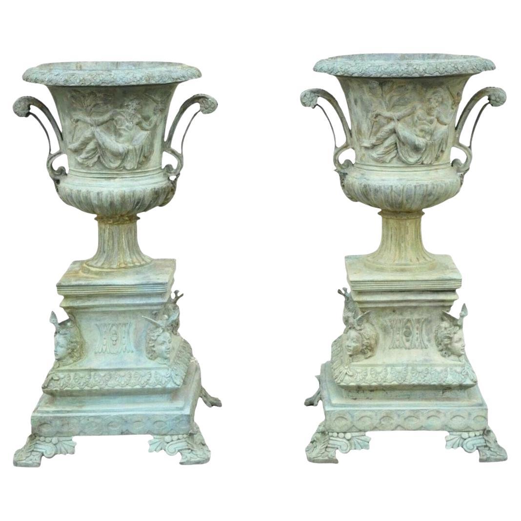 Französisch Louis XV XVI Stil Bronze Verdigris 43" Figural Garten Pflanzer - ein Paar im Angebot