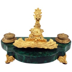 Bandeja francesa para bolígrafos de malaquita y bronce dorado estilo Luis XV1
