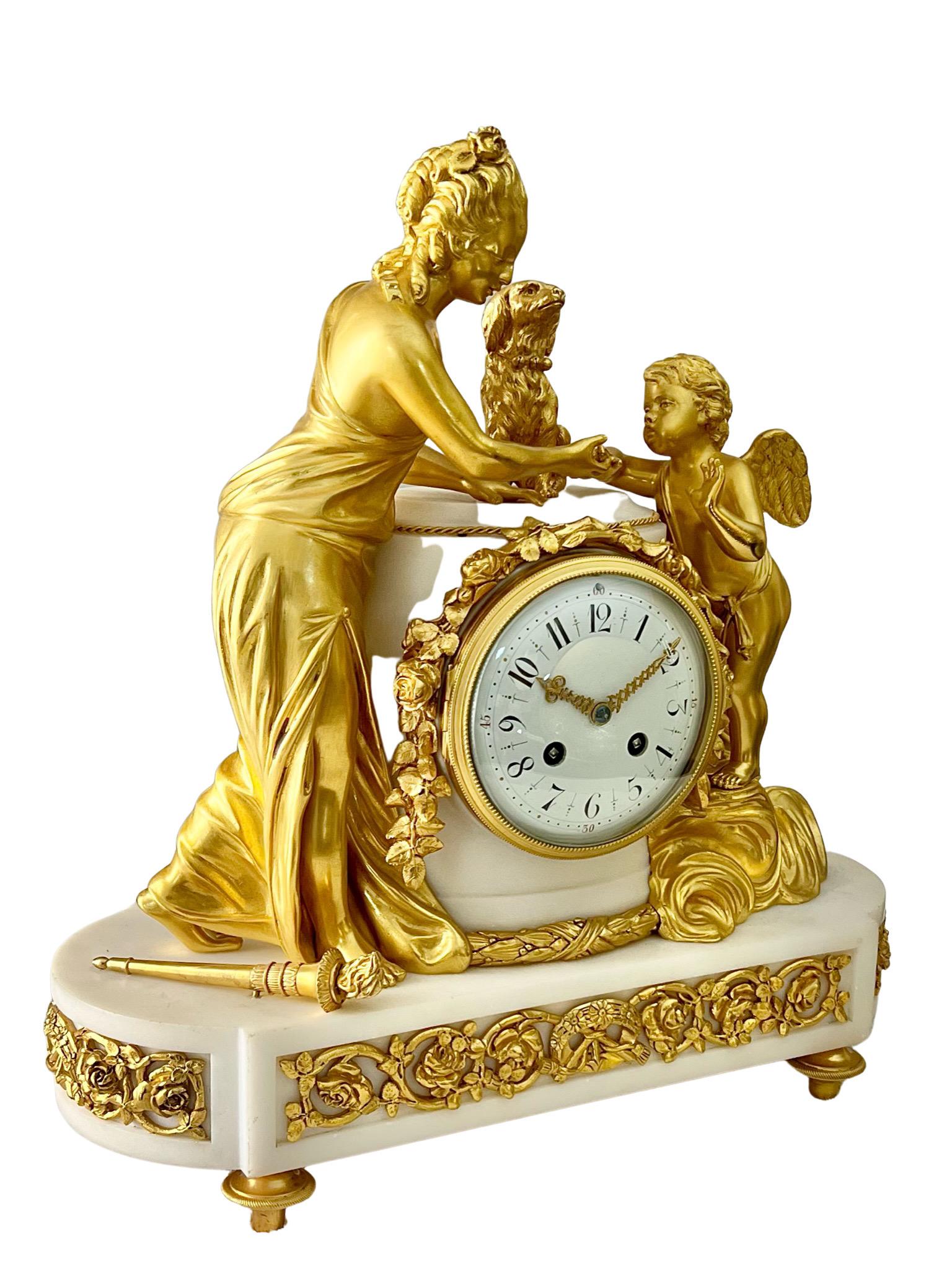 Magnifique pendule en marbre blanc montée en bronze doré, de style Louis XV1. 

Les figures magnifiquement moulées de Vénus et de Cupidon jaillissent des nuages, avec une torche enflammée à leurs pieds et un chien entre eux, symbolisant l'amour