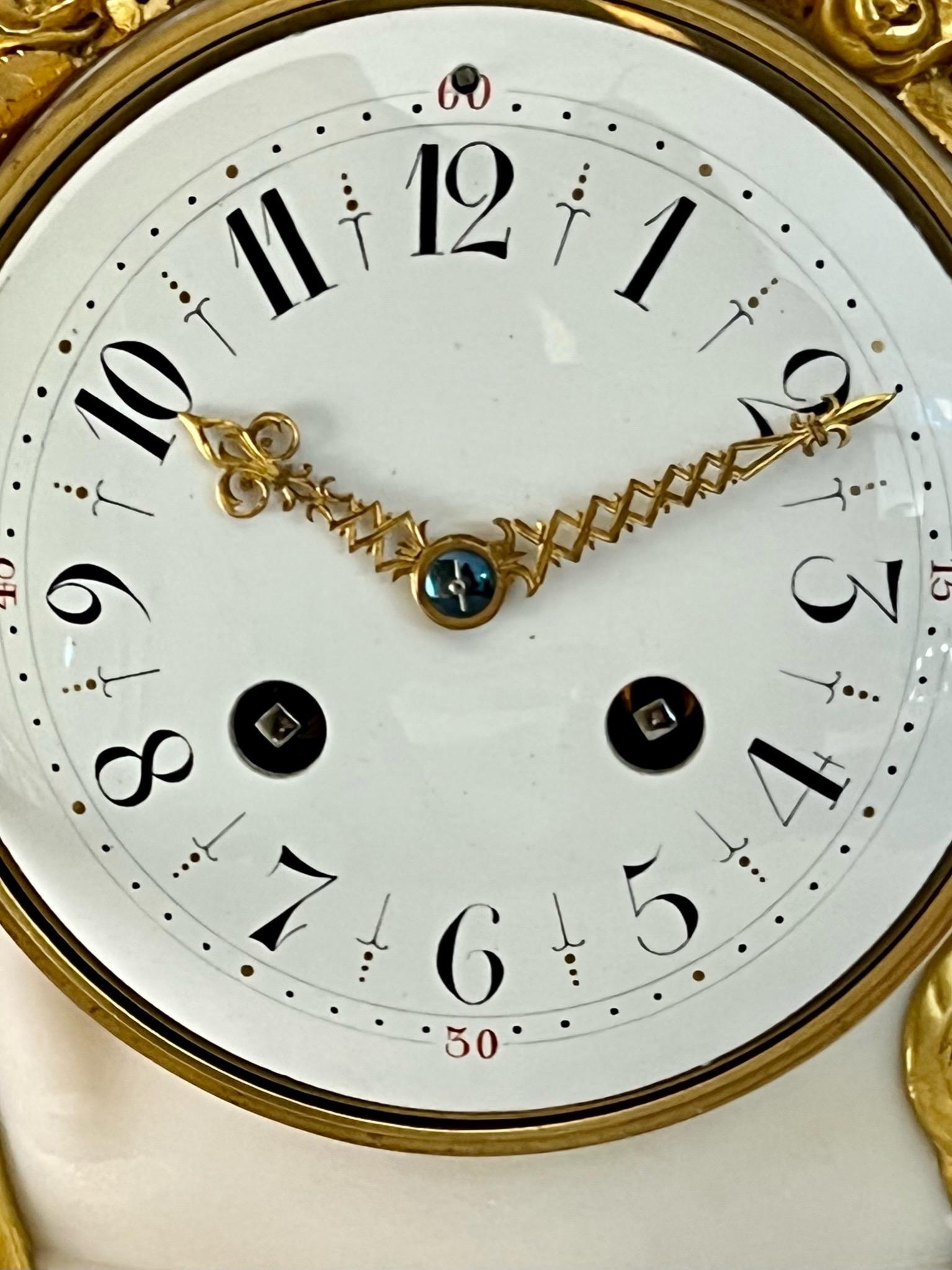 Remarquable horloge figurative française de style Louis Xv1 en marbre blanc monté en bronze doré en vente 2