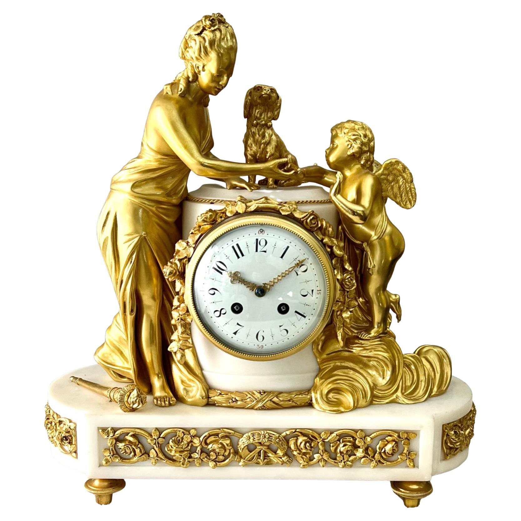 Remarquable horloge figurative française de style Louis Xv1 en marbre blanc monté en bronze doré