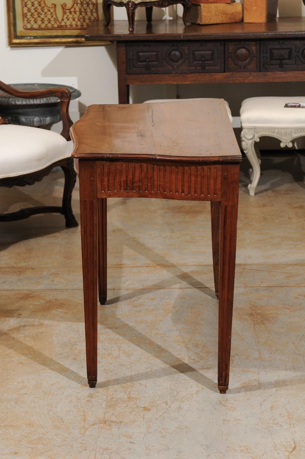 French Louis XVI 1770s Walnut Console Table with Drawer and Serpentine Top 5