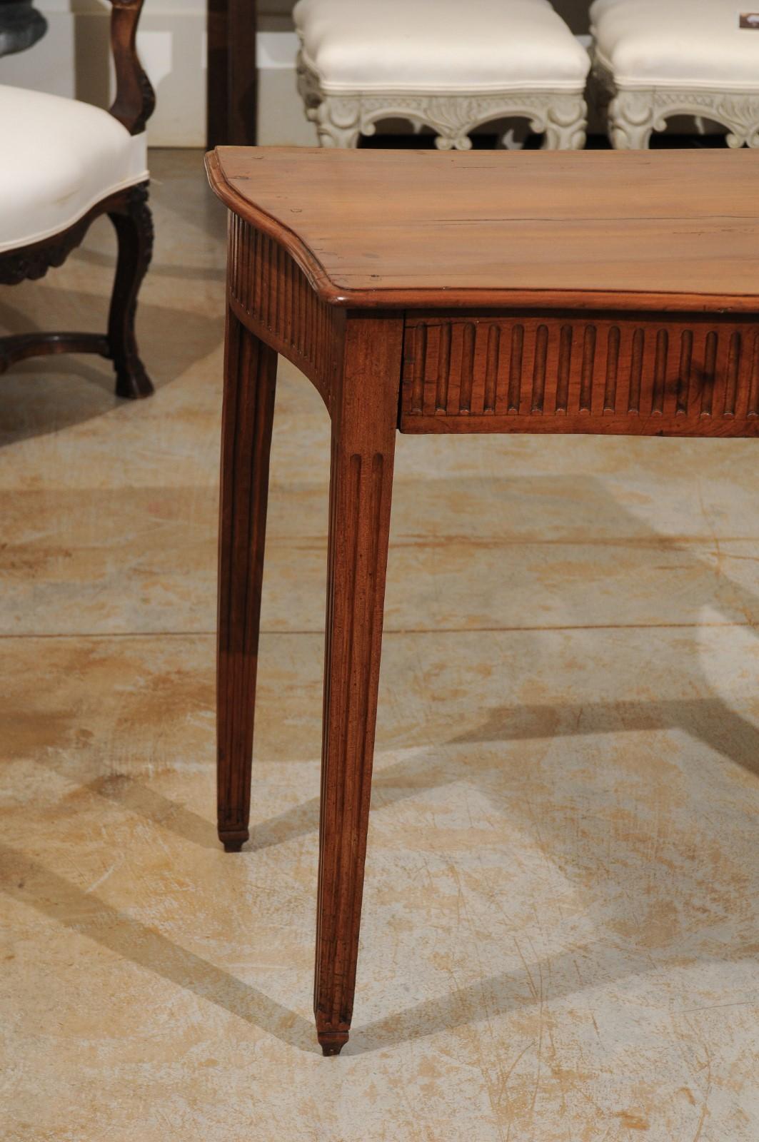 French Louis XVI 1770s Walnut Console Table with Drawer and Serpentine Top In Good Condition In Atlanta, GA