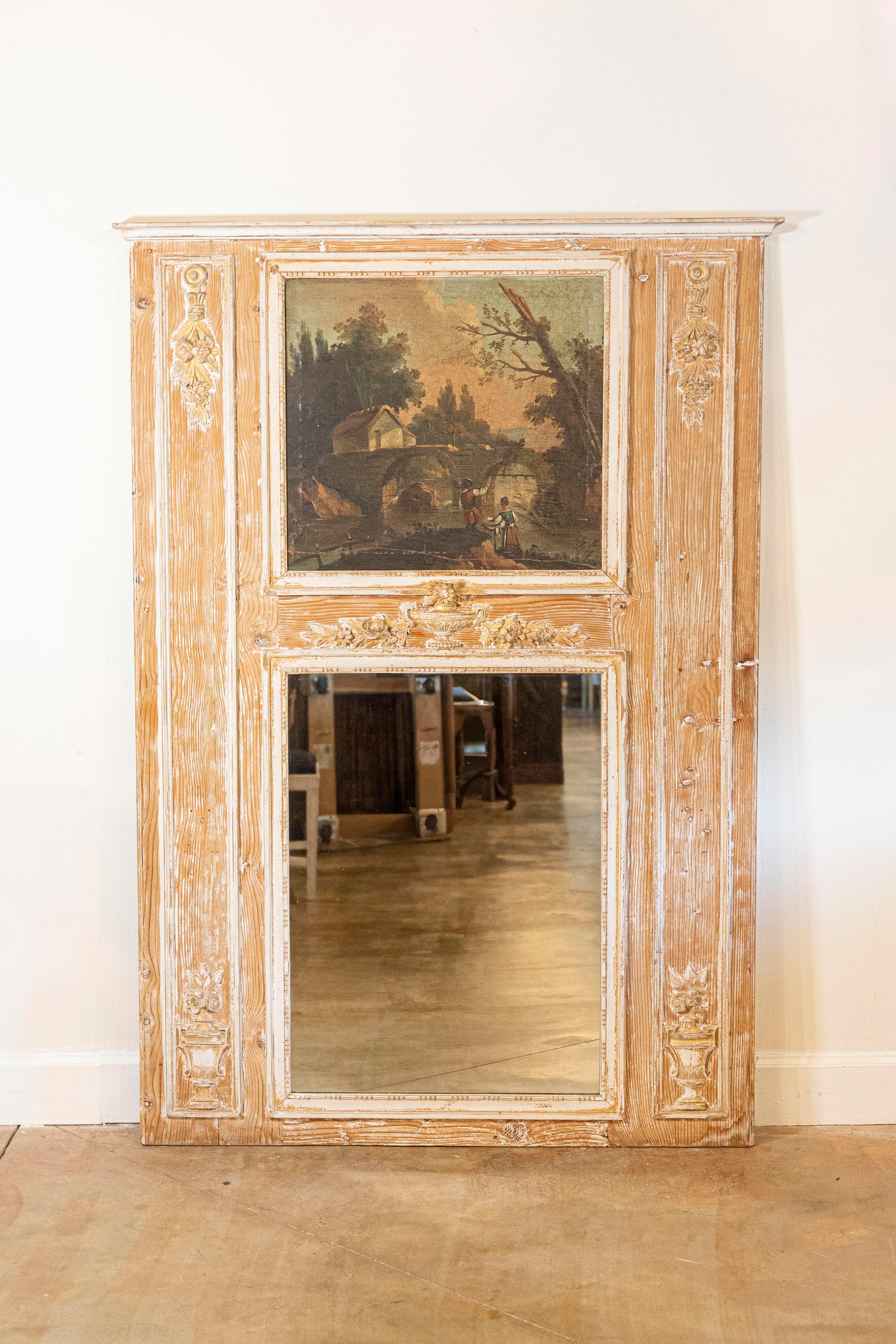 Miroir trumeau en bois d'époque Louis XVI, datant de la fin du XVIIIe siècle, avec peinture d'origine et détails en bois doré sculpté. Né en France à la fin du règne du roi Louis XVI, ce grand miroir trumeau présente un cadre linéaire en bois