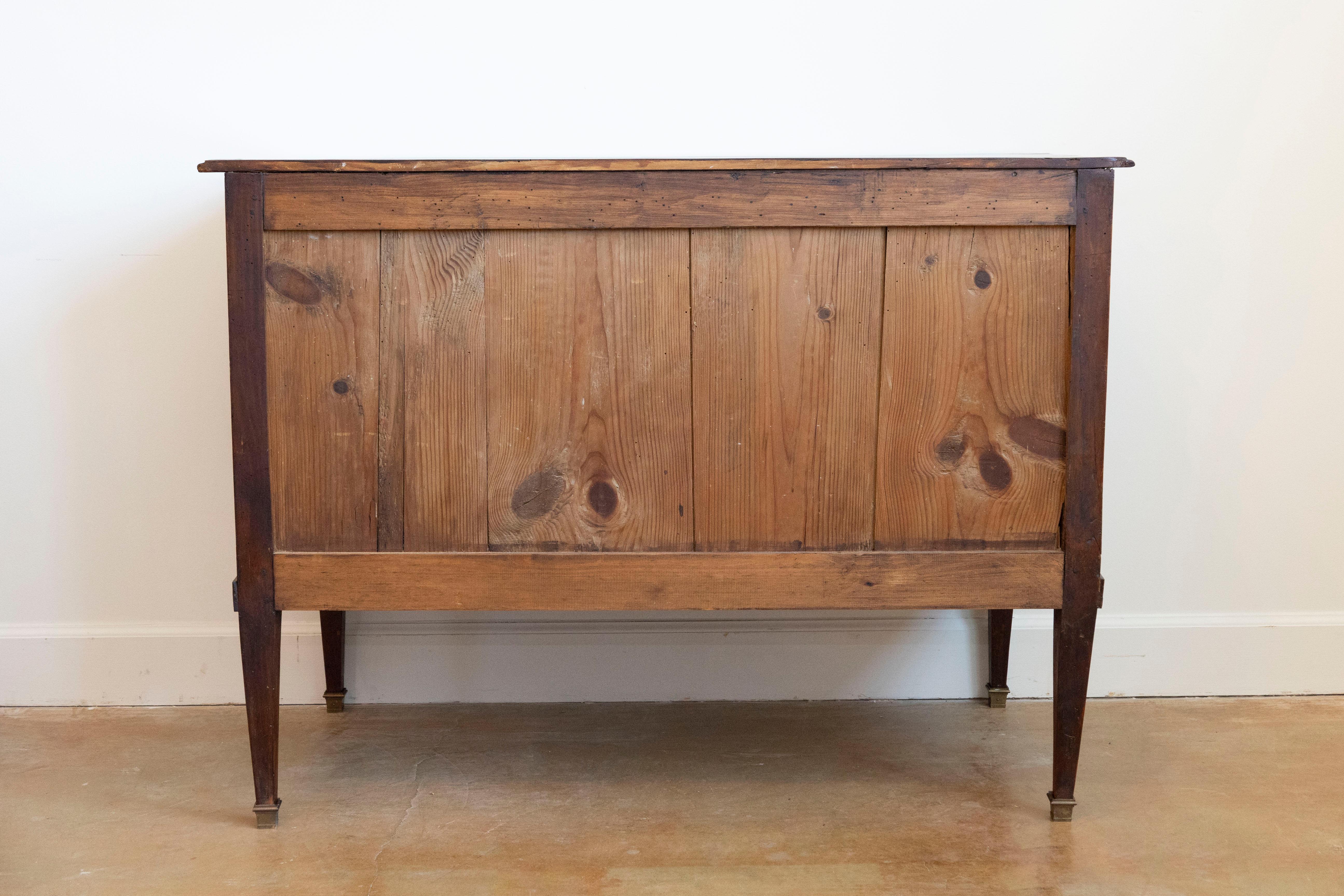 Commode Sauteuse française Louis XVI des années 1790 à deux tiroirs avec pieds fuselés 4
