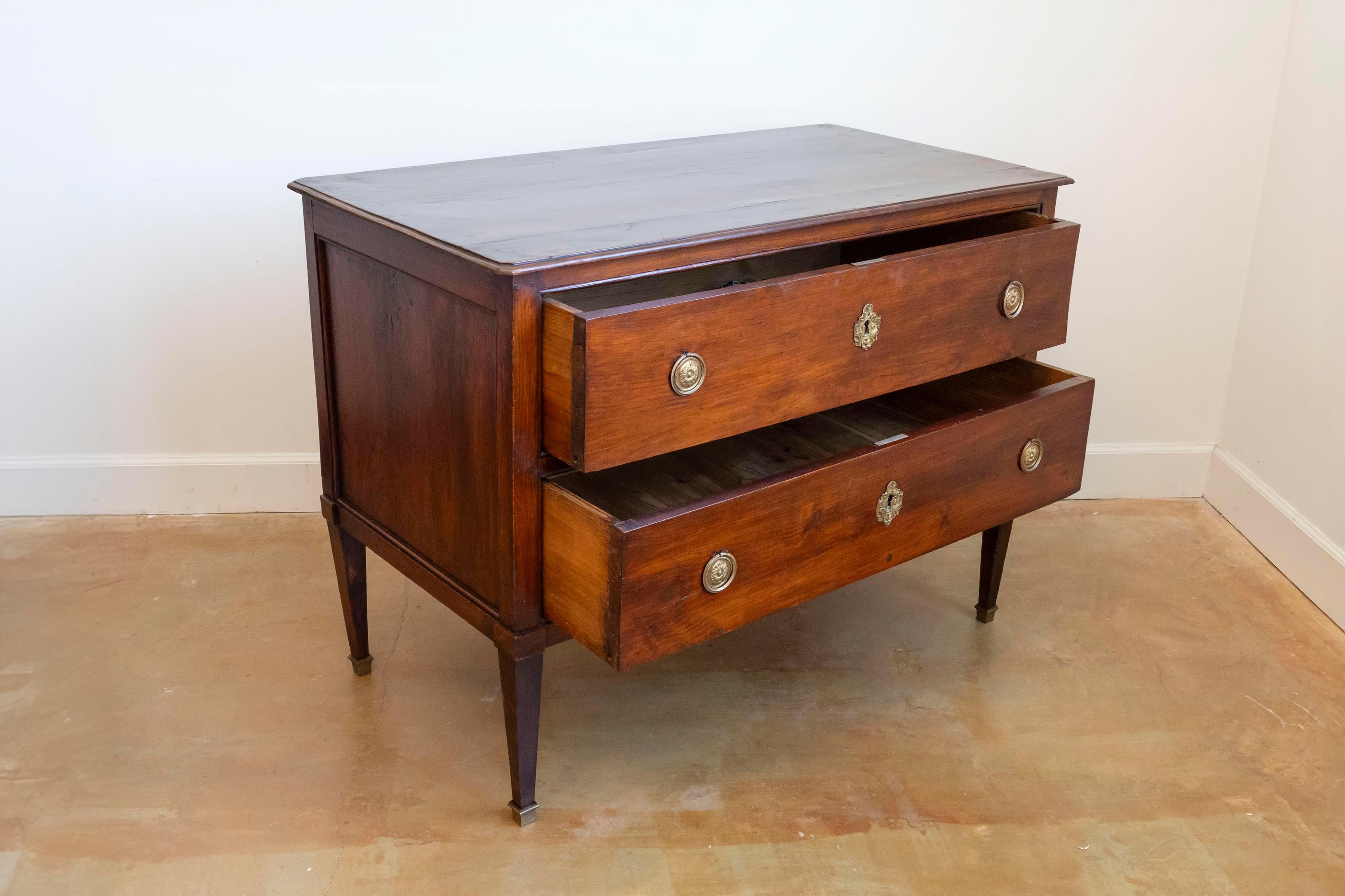 Français Commode Sauteuse française Louis XVI des années 1790 à deux tiroirs avec pieds fuselés