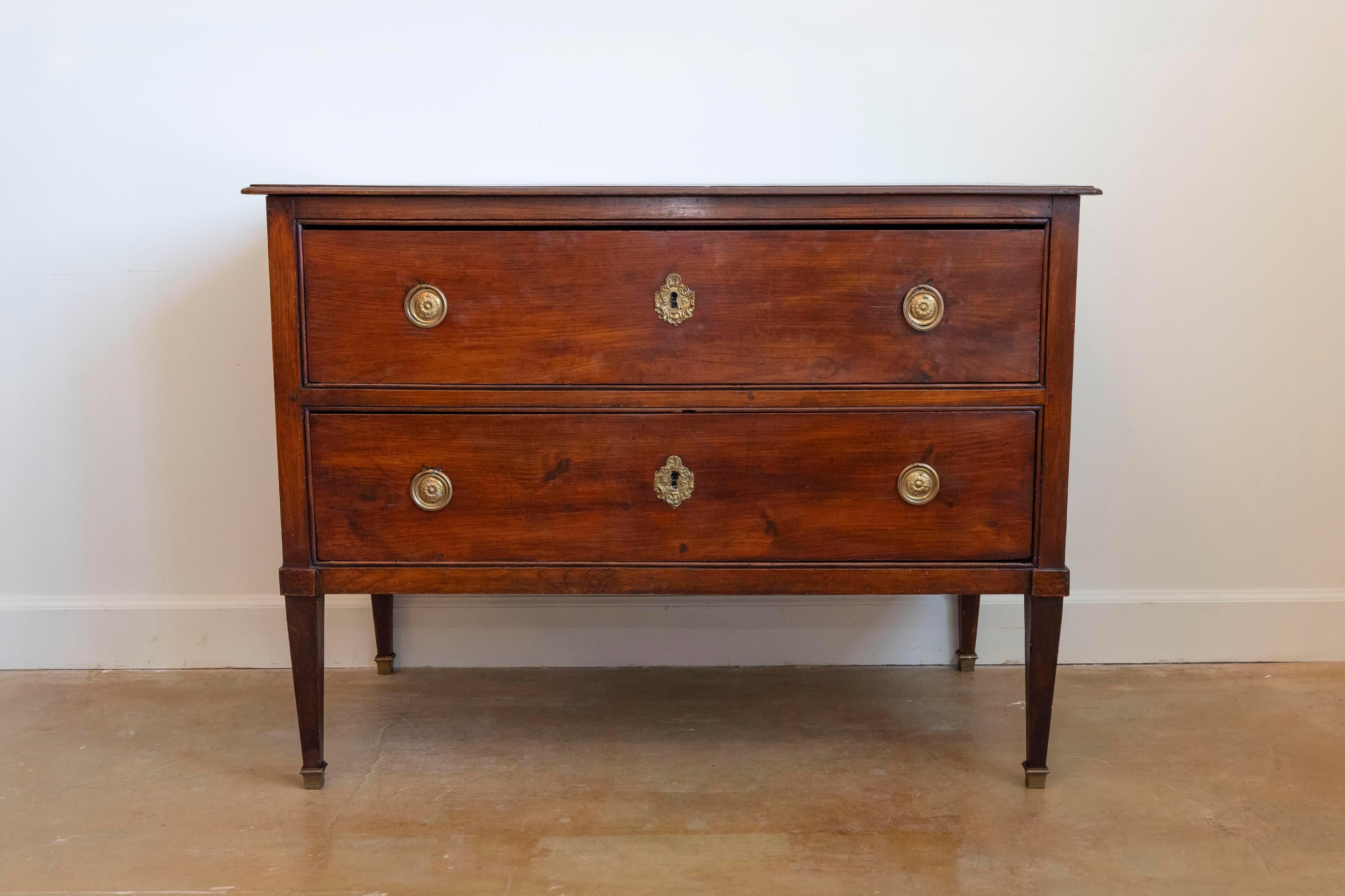Commode Sauteuse française Louis XVI des années 1790 à deux tiroirs avec pieds fuselés Bon état à Atlanta, GA