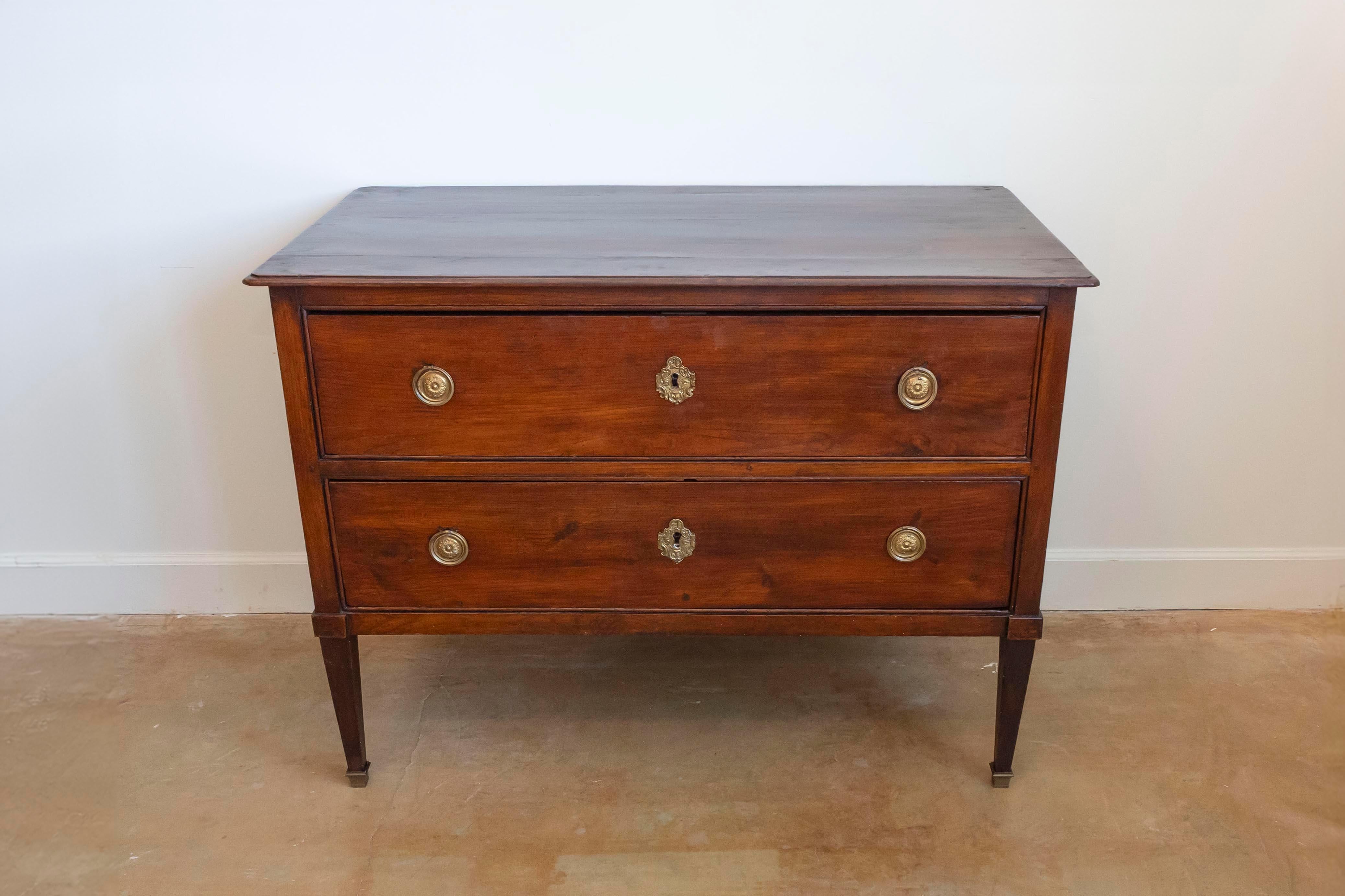 XVIIIe siècle Commode Sauteuse française Louis XVI des années 1790 à deux tiroirs avec pieds fuselés