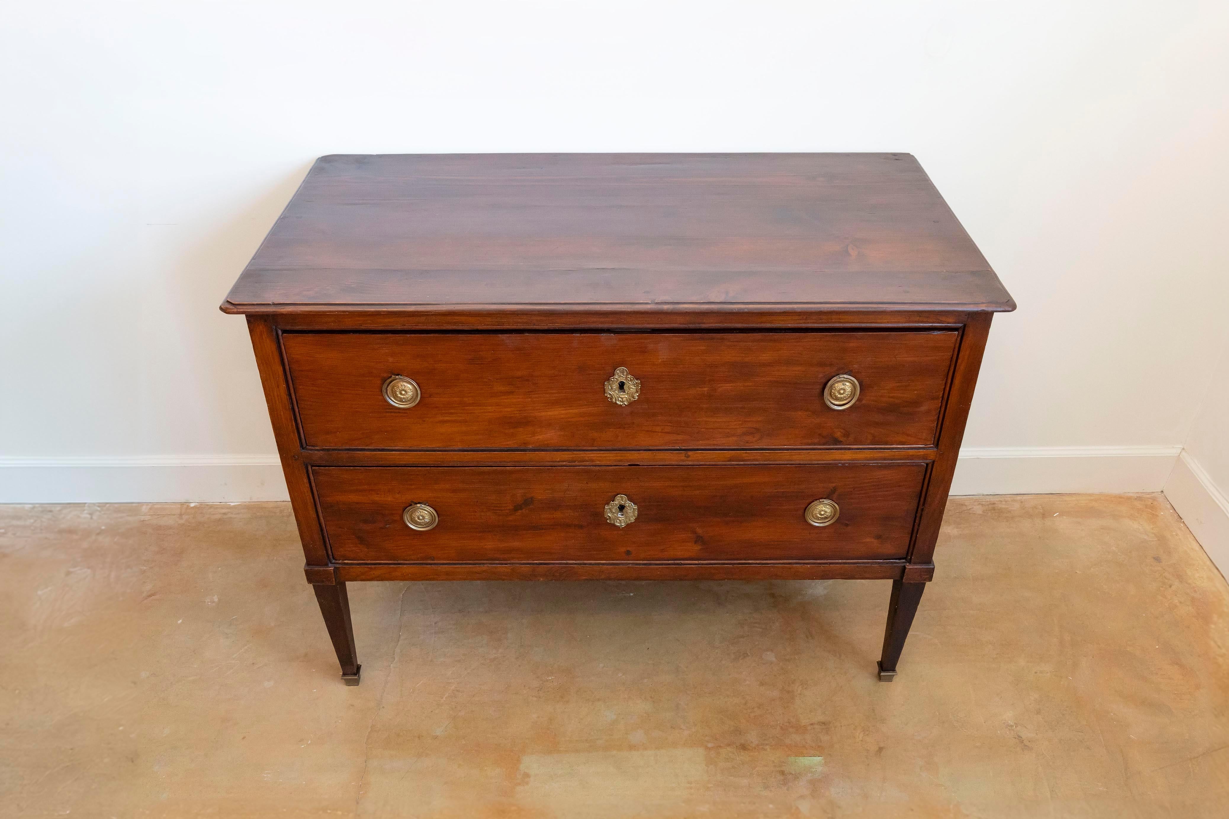 Laiton Commode Sauteuse française Louis XVI des années 1790 à deux tiroirs avec pieds fuselés