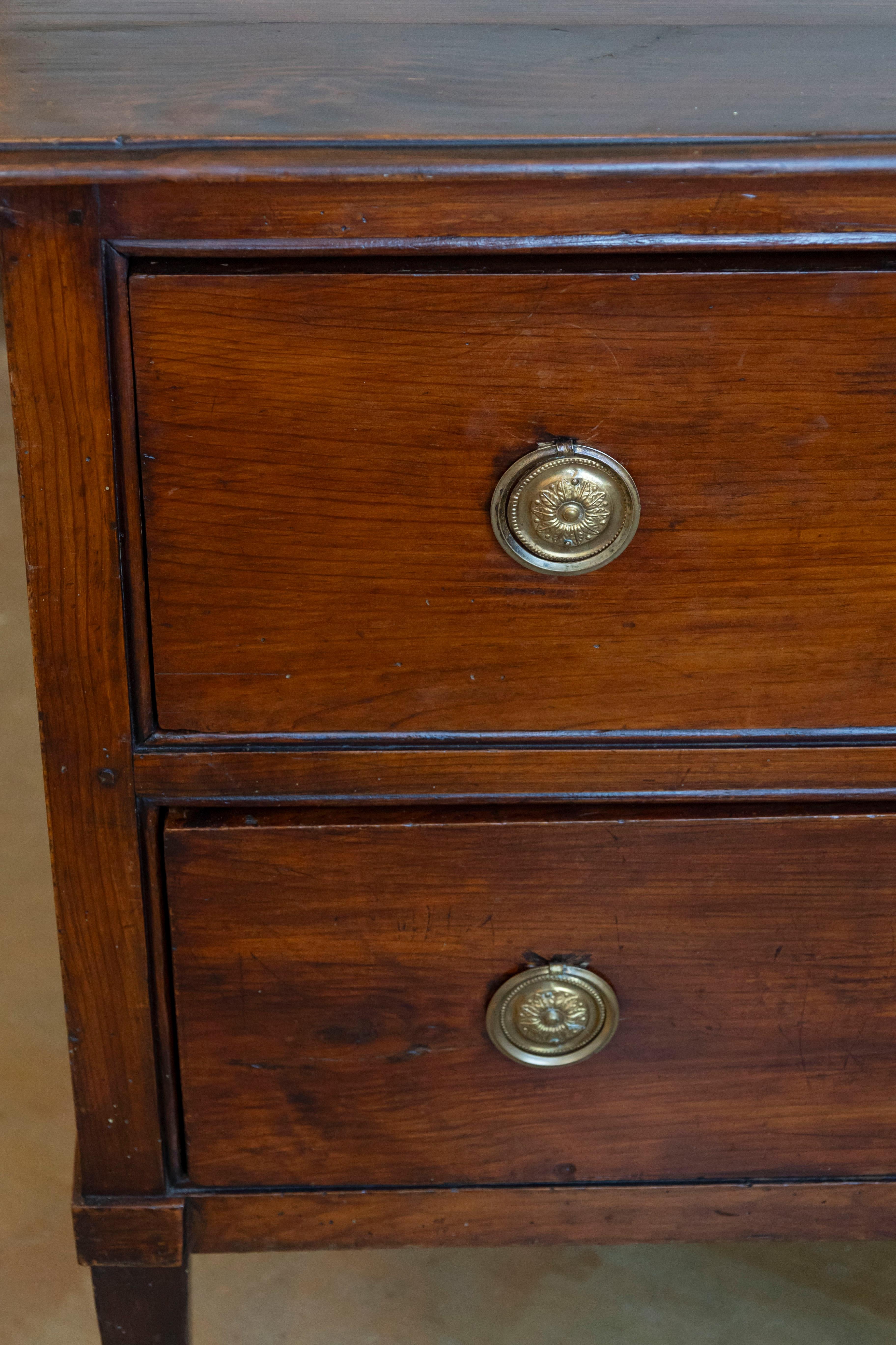 Commode Sauteuse française Louis XVI des années 1790 à deux tiroirs avec pieds fuselés 1