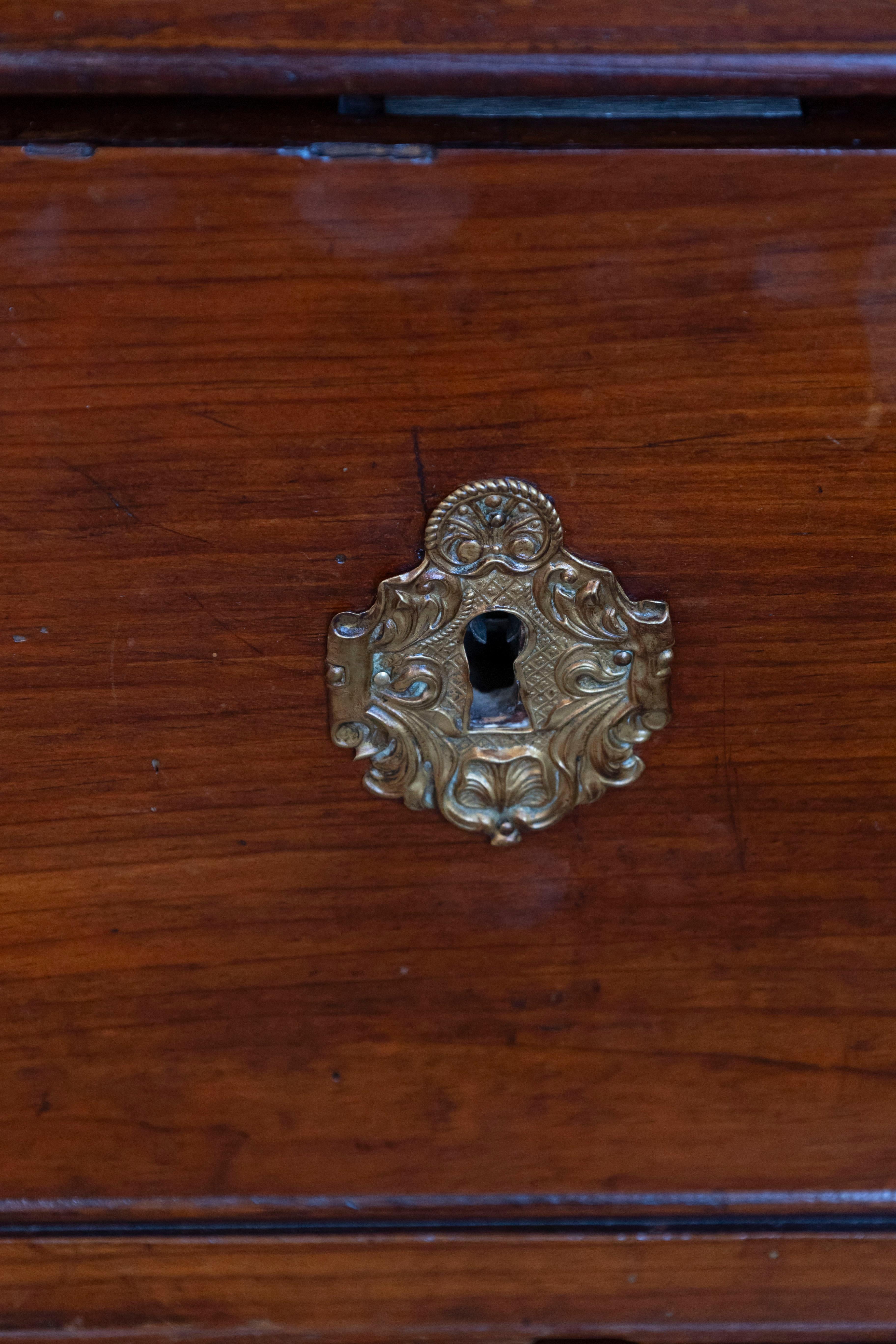 Commode Sauteuse française Louis XVI des années 1790 à deux tiroirs avec pieds fuselés 2