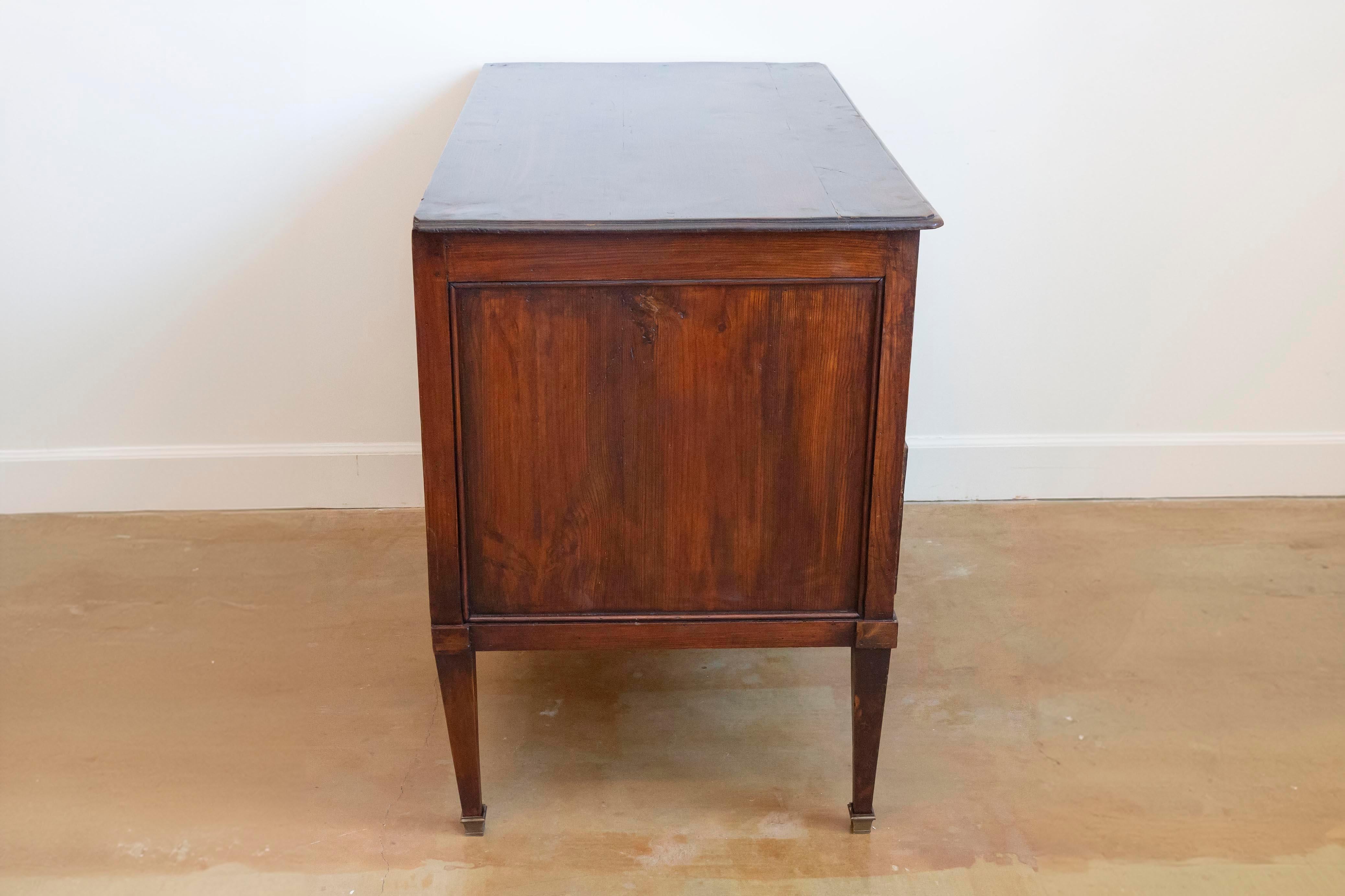 Commode Sauteuse française Louis XVI des années 1790 à deux tiroirs avec pieds fuselés 3