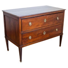Commode Sauteuse française Louis XVI des années 1790 à deux tiroirs avec pieds fuselés
